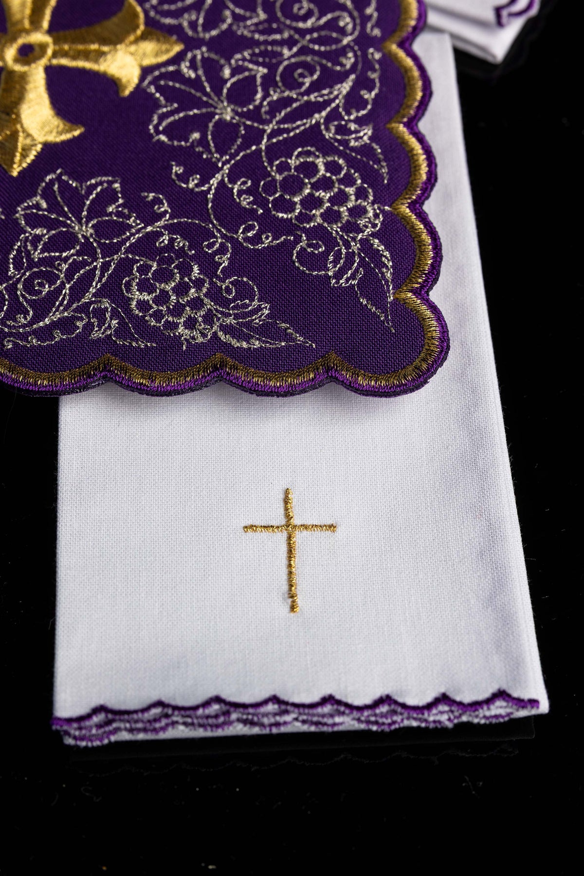 Servizio da messa ricamato con motivo della croce colore viola