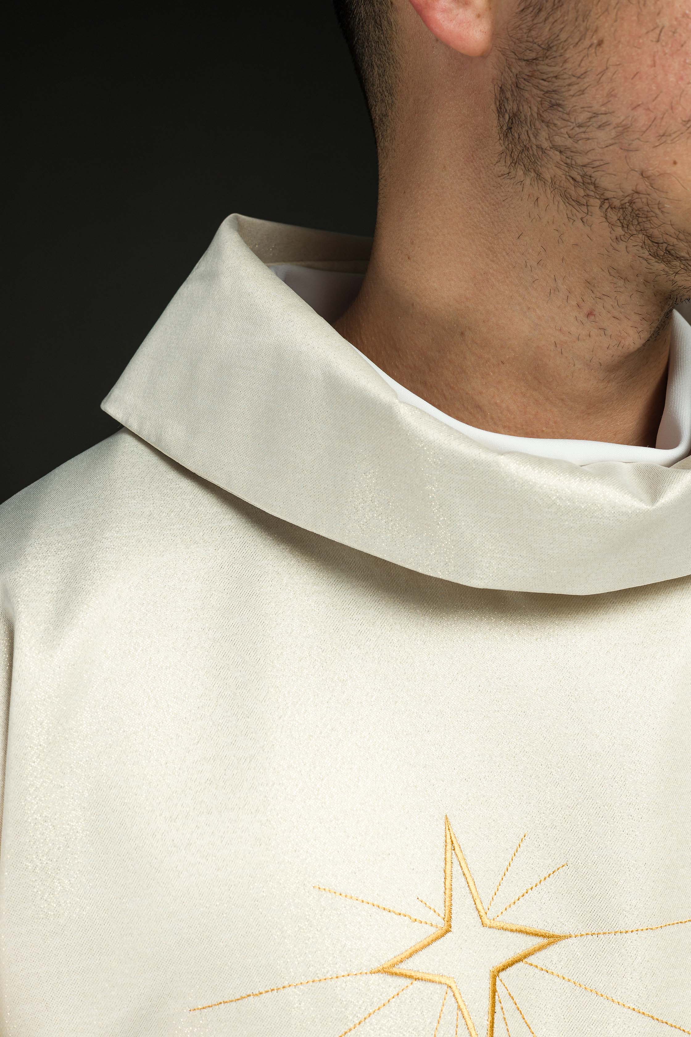 Casula lucida con ricamo dorato e immagine dei Re Magi