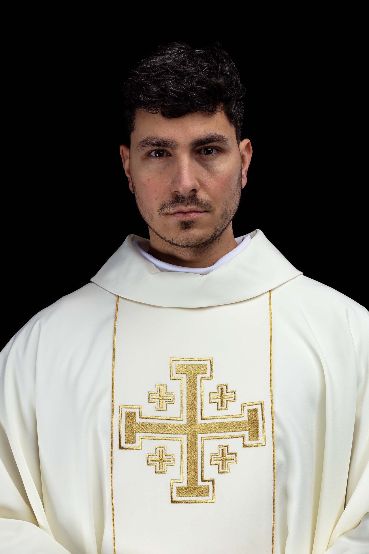 Casula ricamata color ecru con banda e croci di Gerusalemme