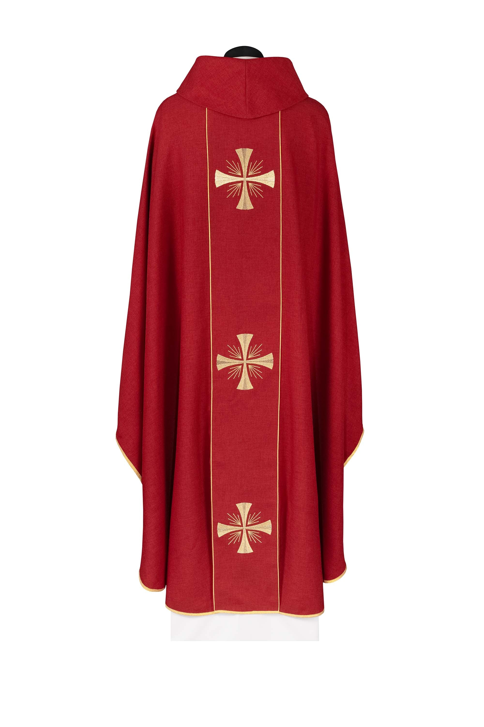 Pianeta con fascia rossa e ricamo di croci