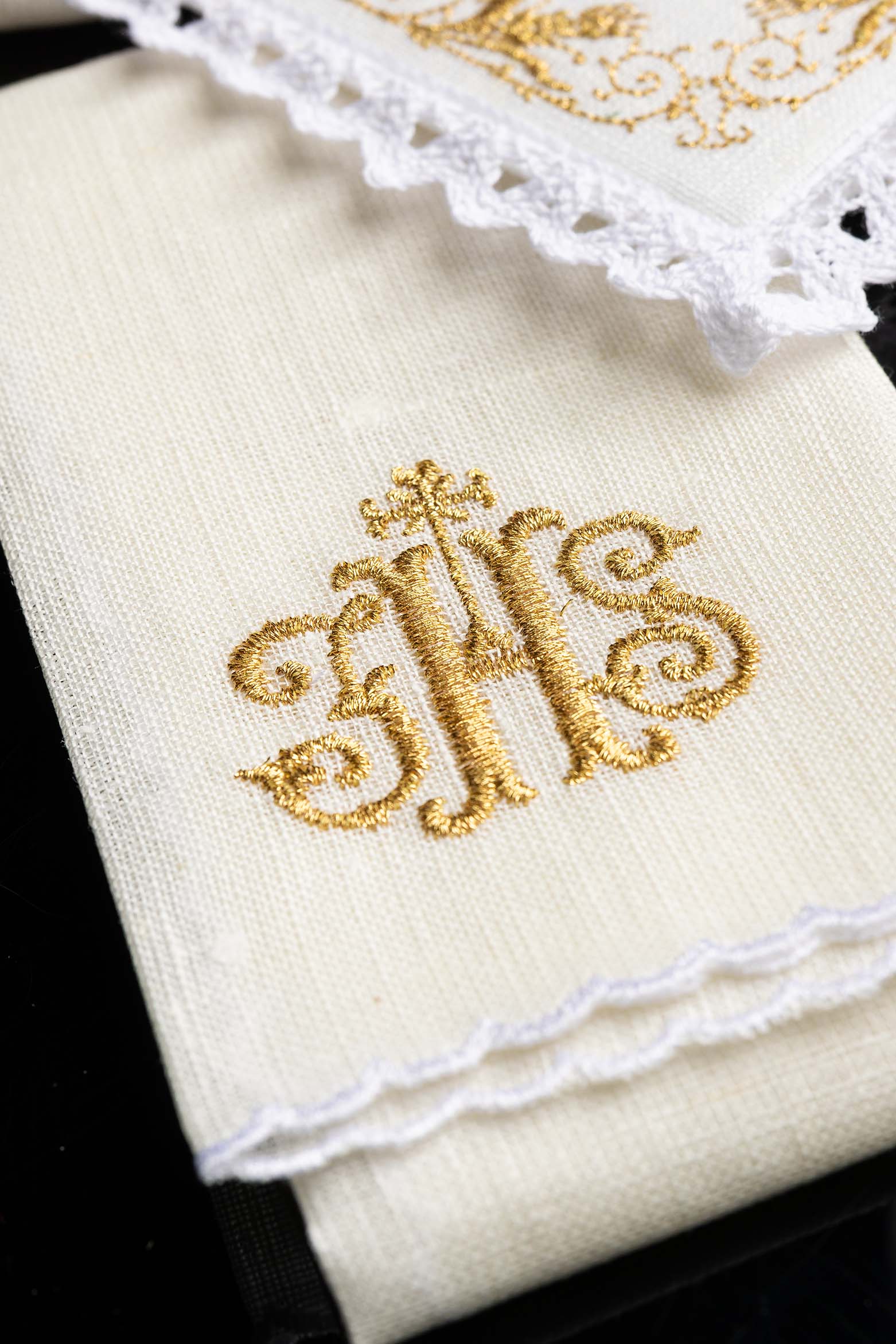 Servizio da altare lino simbolo IHS