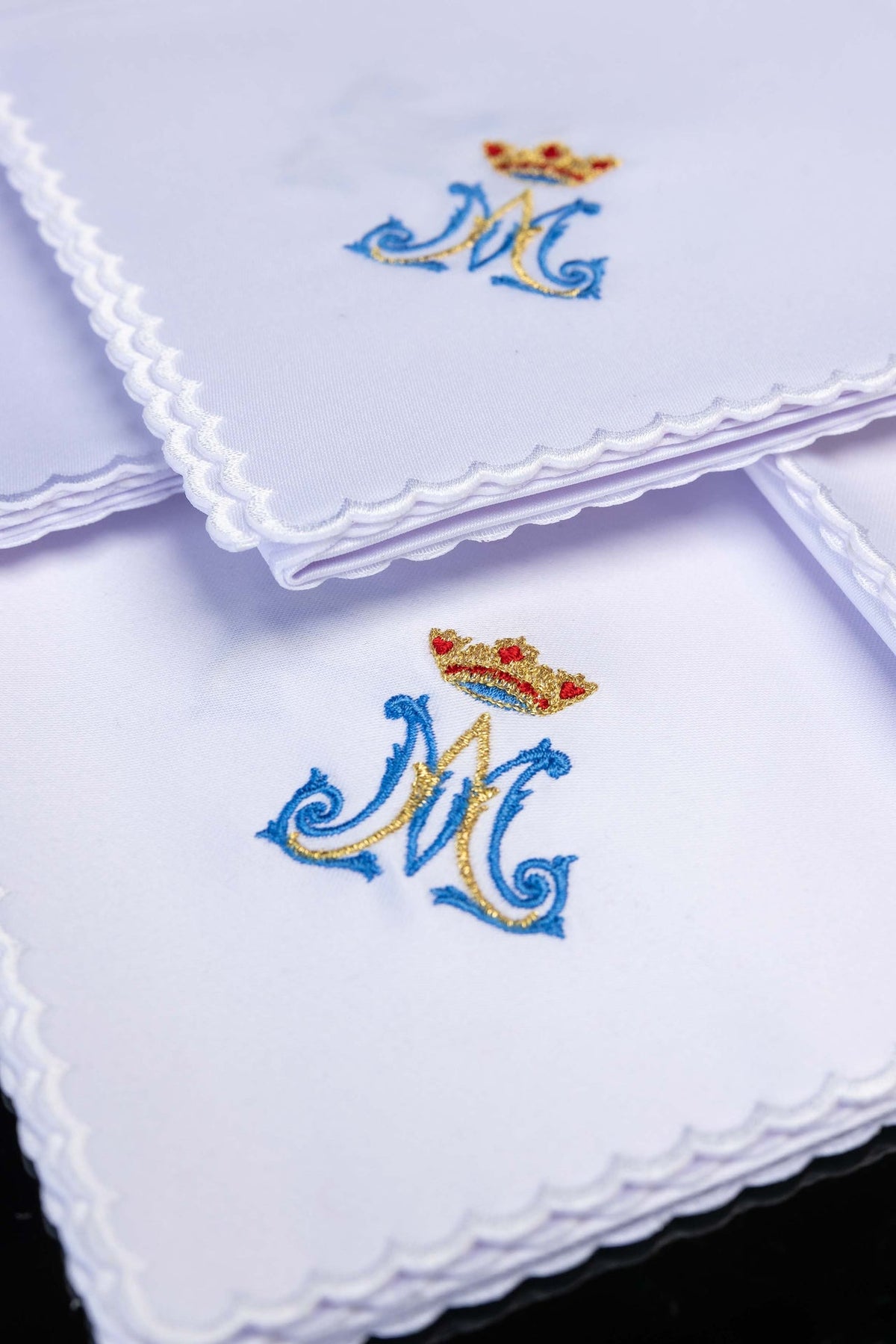 Set di 5 corporali con ricamo mariano