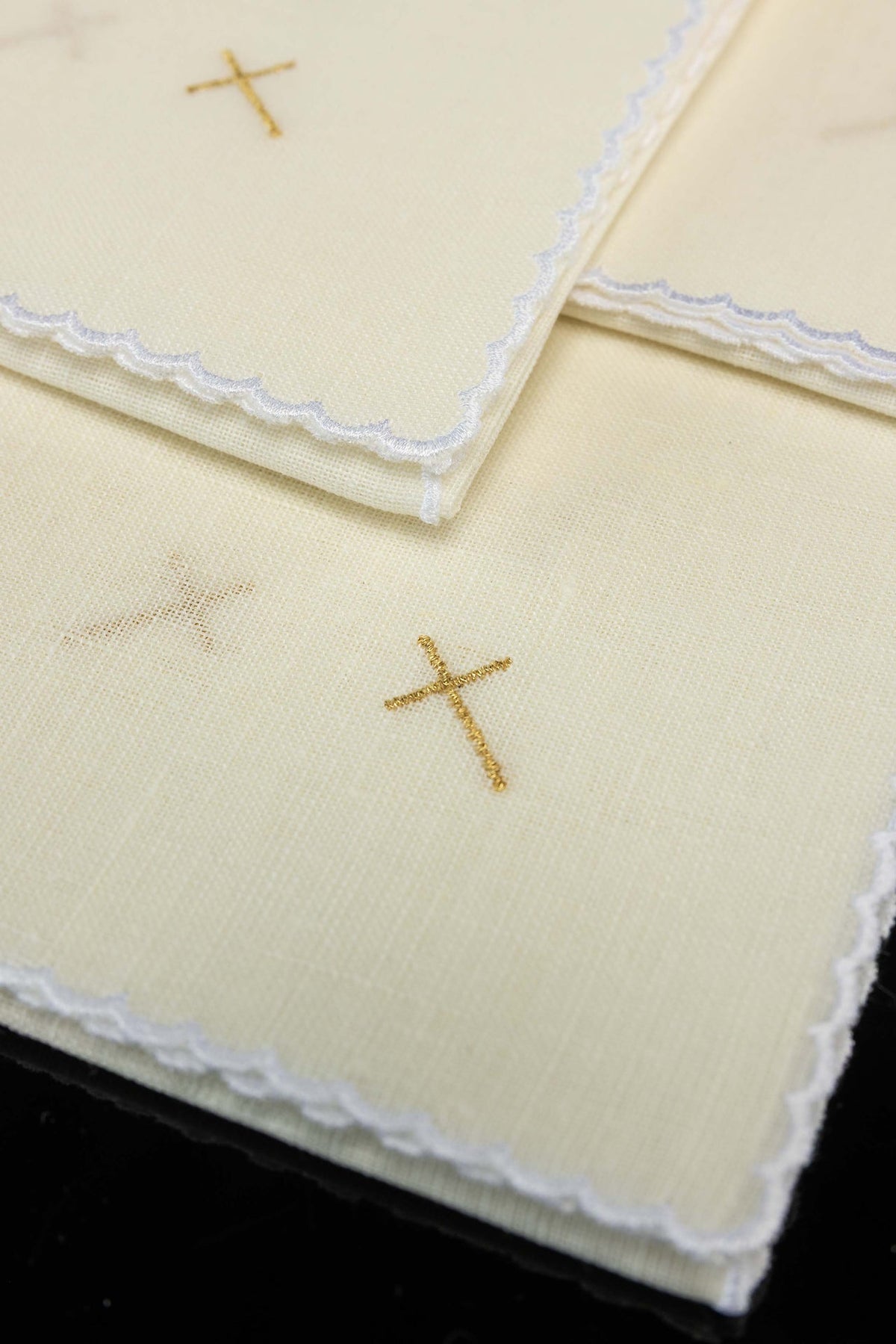 Set di 5 corporali liturgici in lino con ricamo dorato a forma di croce