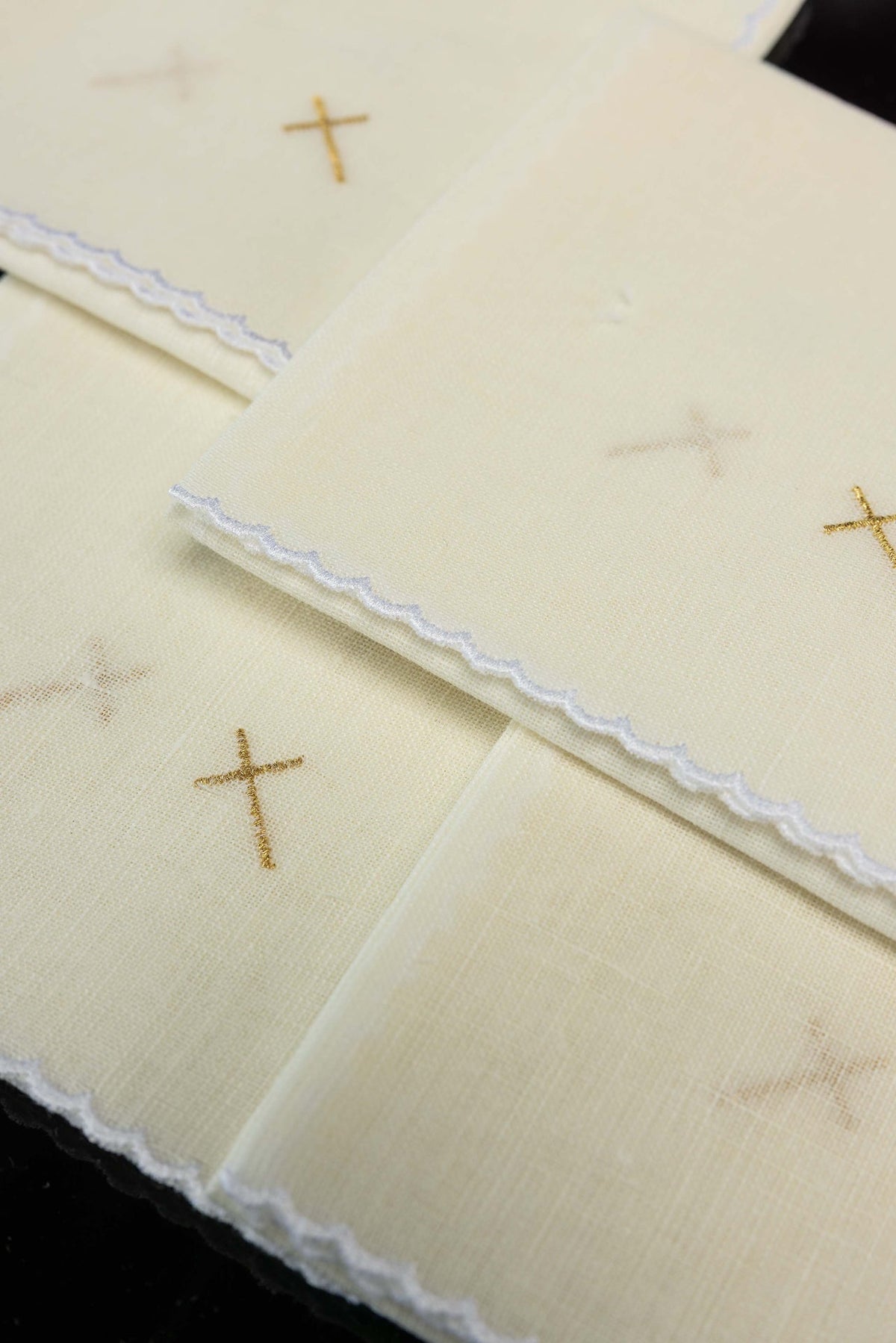 Set di 5 corporali liturgici in lino con ricamo dorato a forma di croce