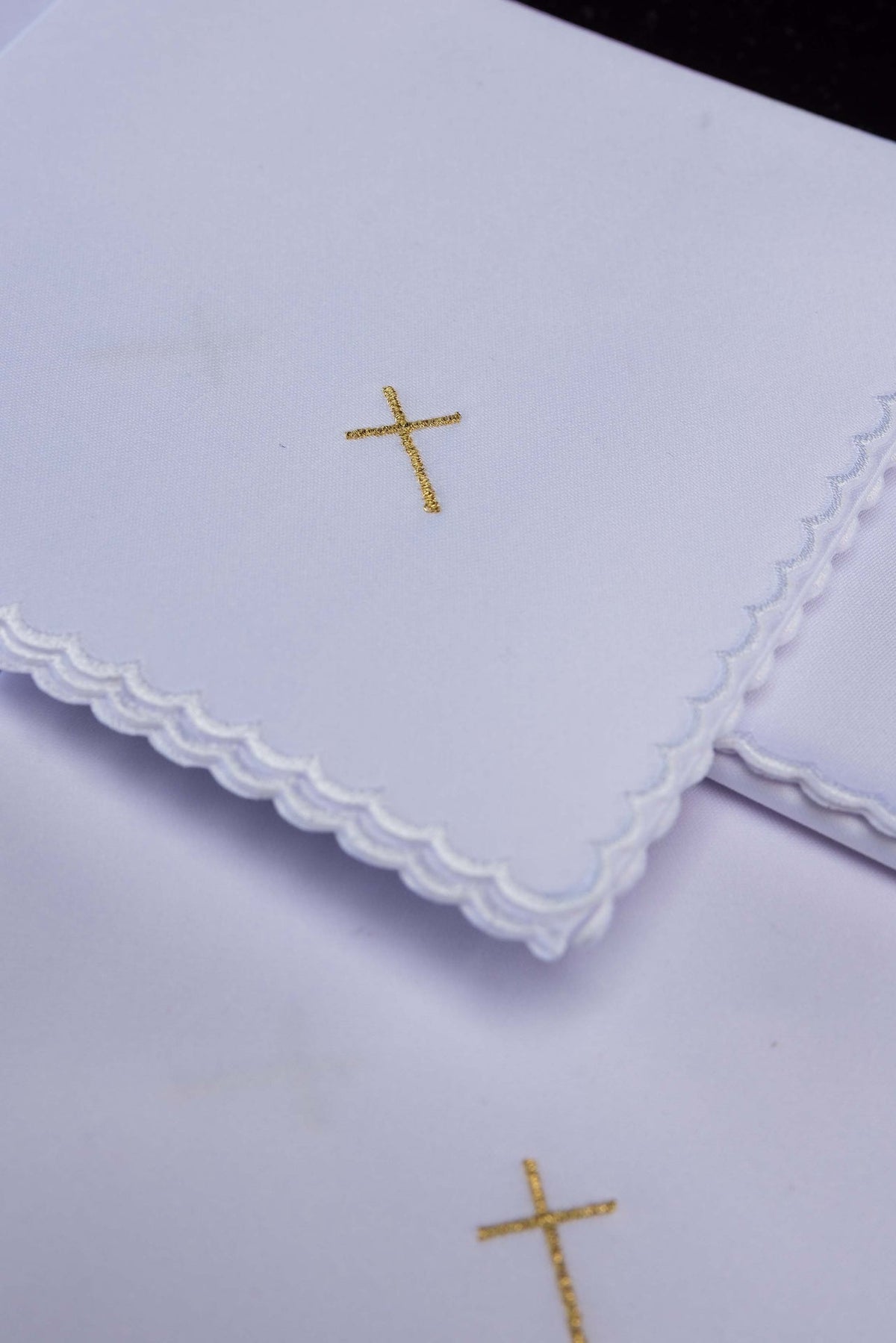 Set di 5 corporali liturgici bianchi con ricamo dorato della croce