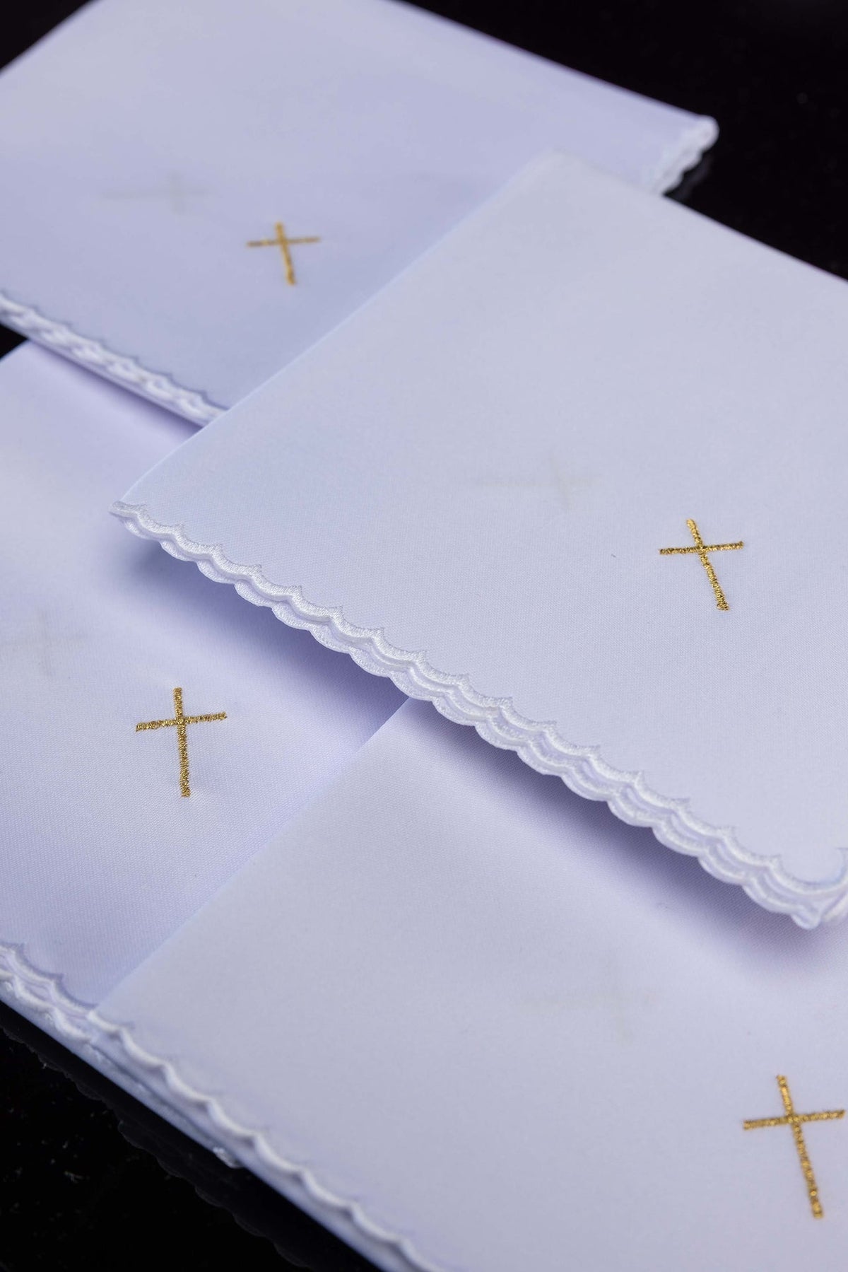 Set di 5 corporali liturgici bianchi con ricamo dorato della croce