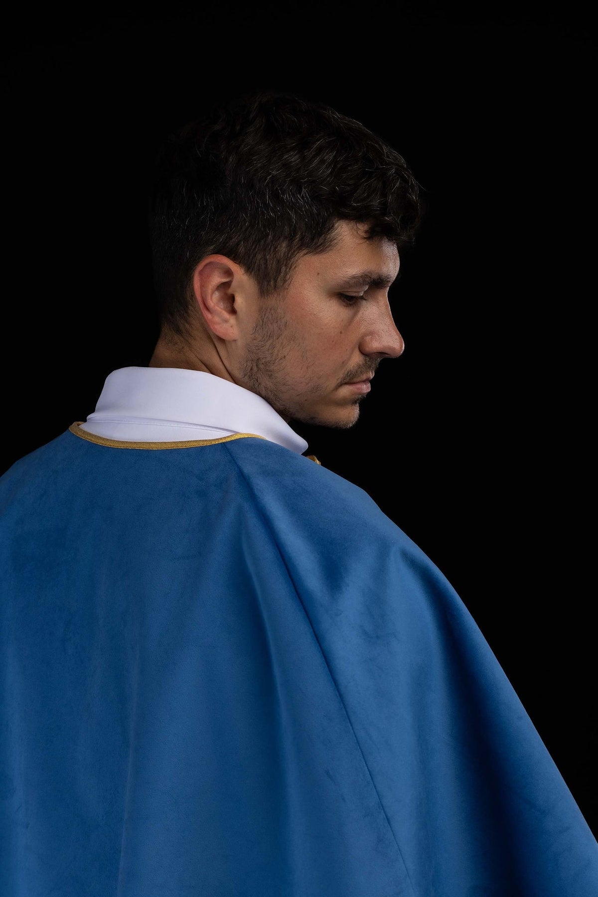 Mantellina da ministrante in velluto blu con bordo dorato