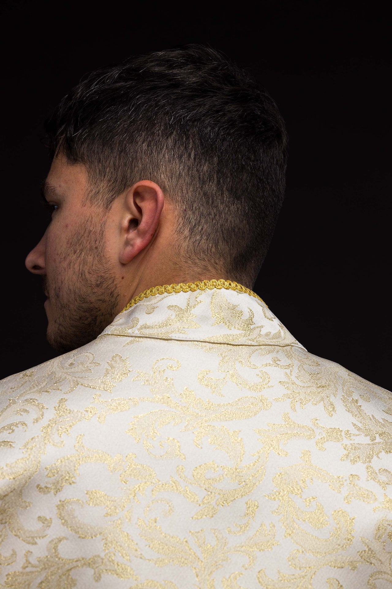 Piviale ricamato decorato con tessuto jacquard color ecru