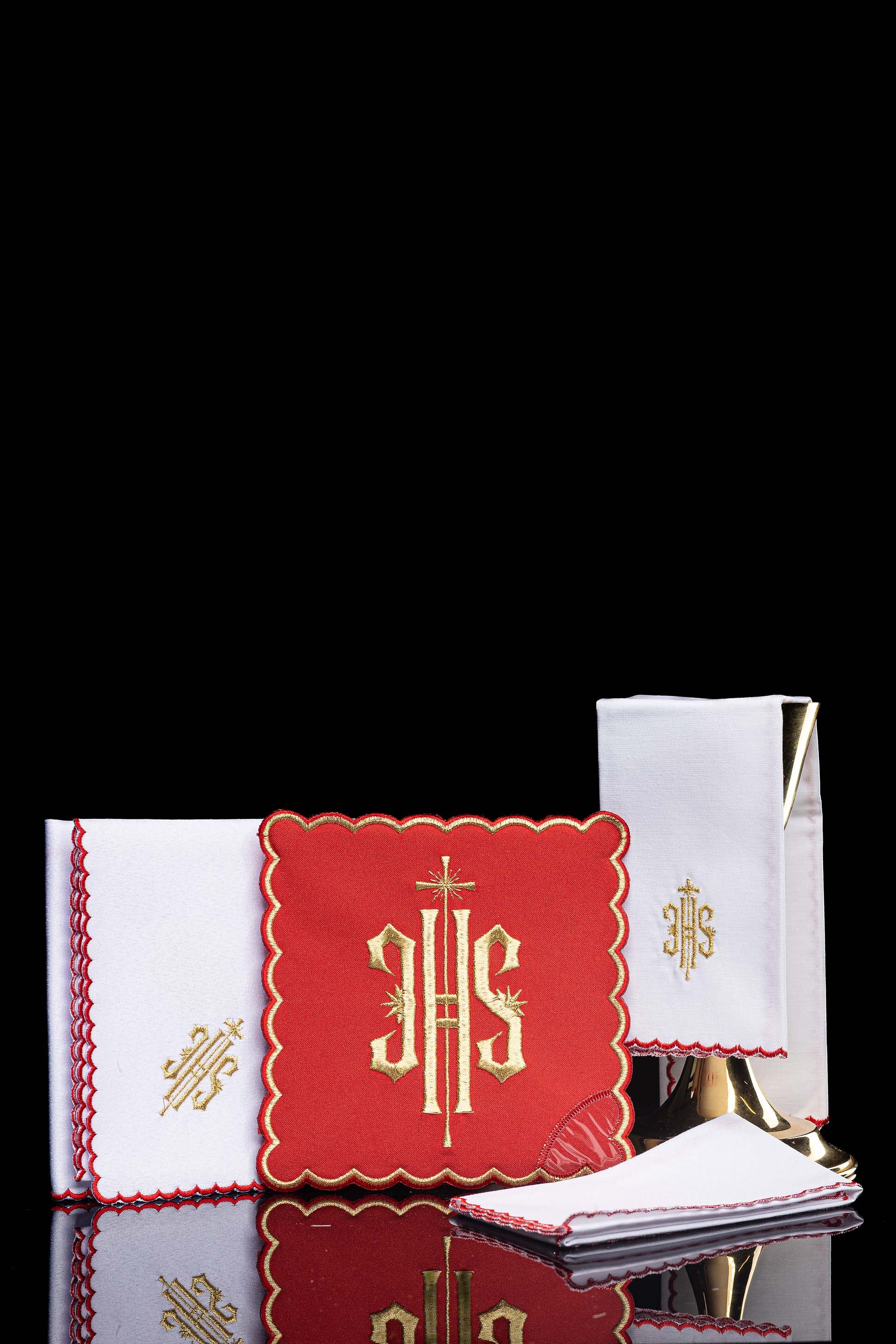 Serizio da Messa ricamato IHS rosso