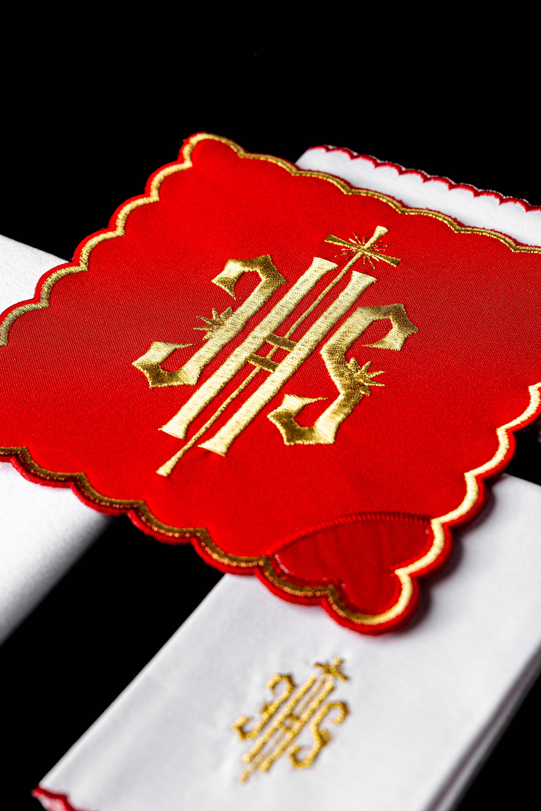 Serizio da Messa ricamato IHS rosso