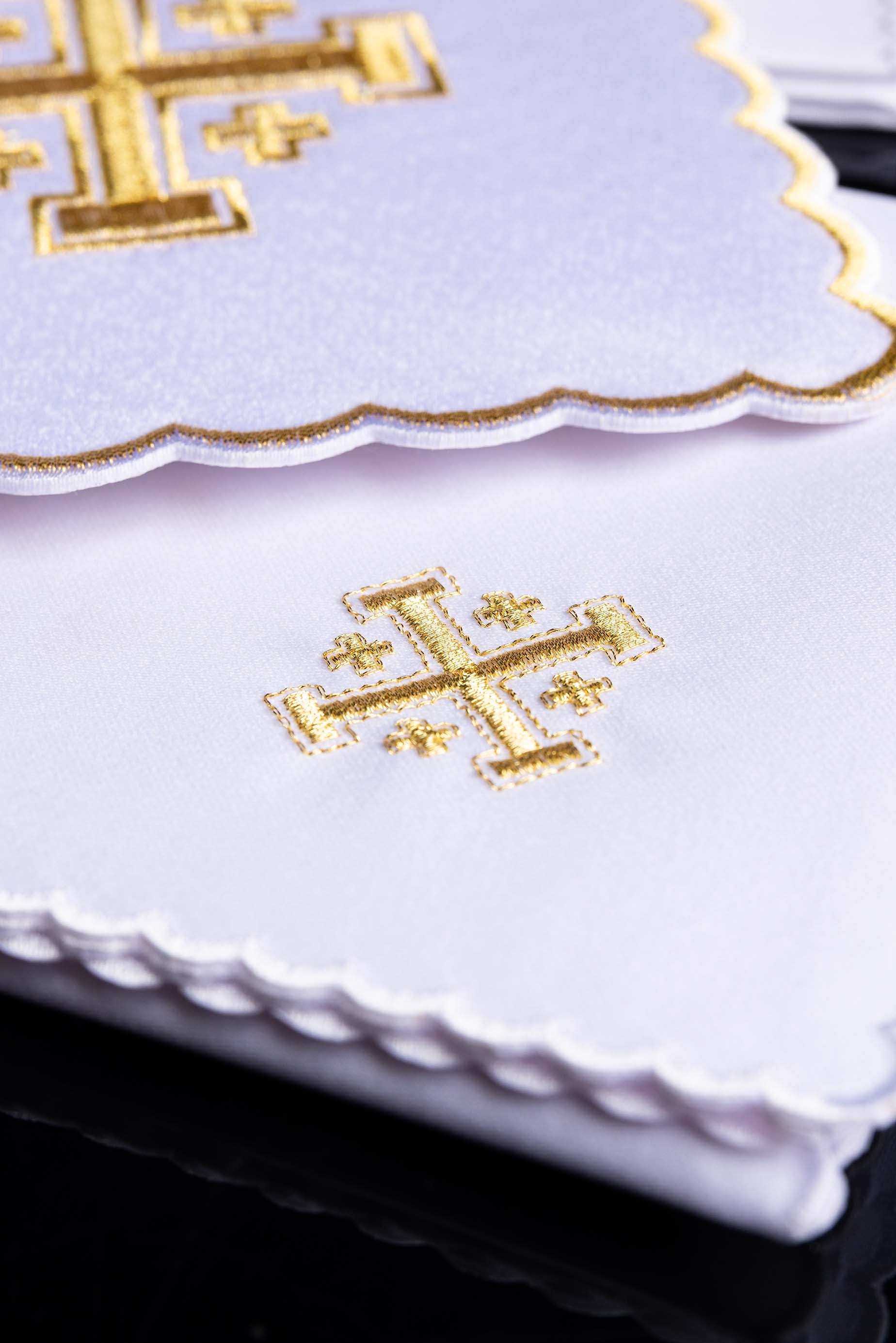 Servizio da Messa bianco con ricamo croce