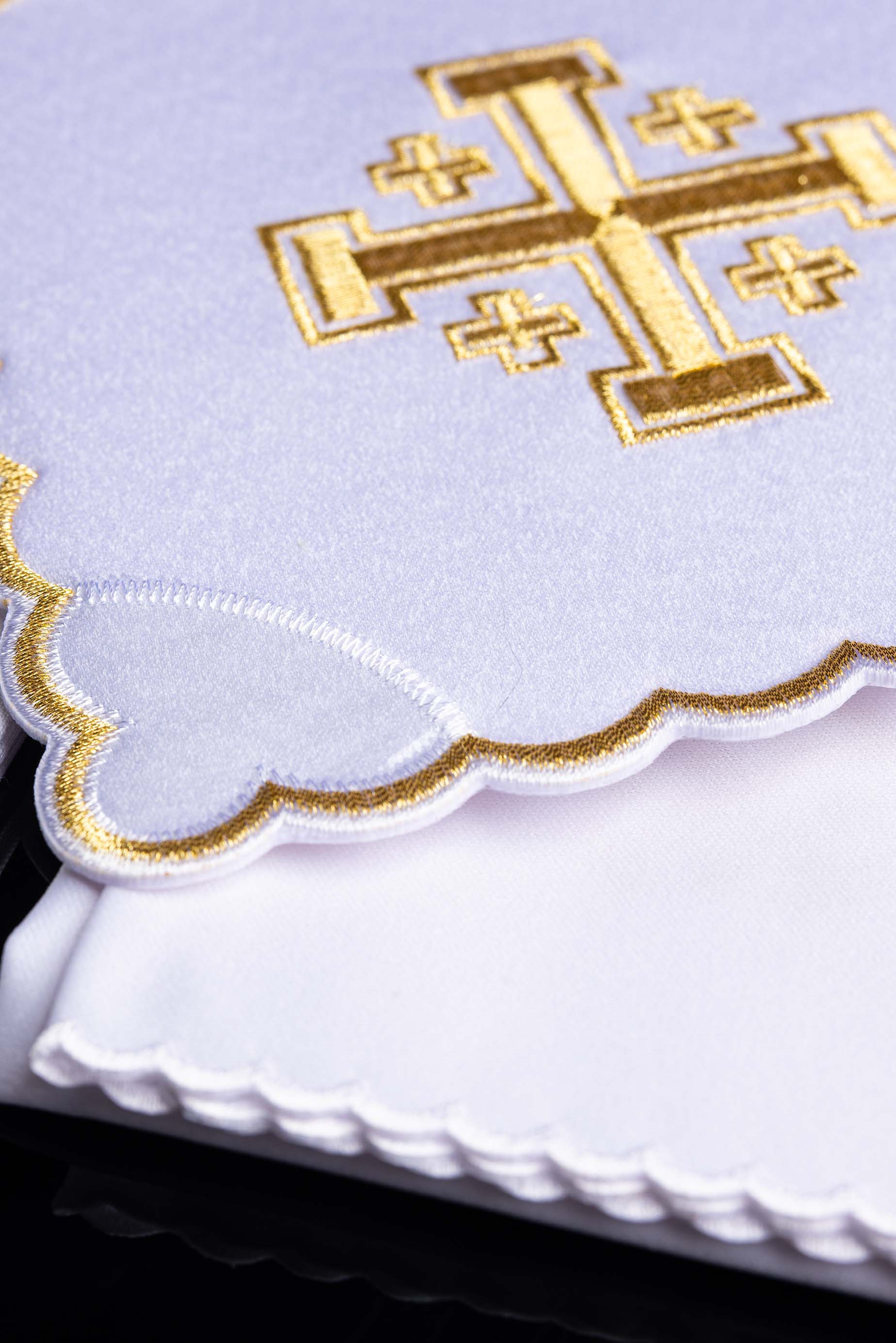 Servizio da Messa bianco con ricamo croce