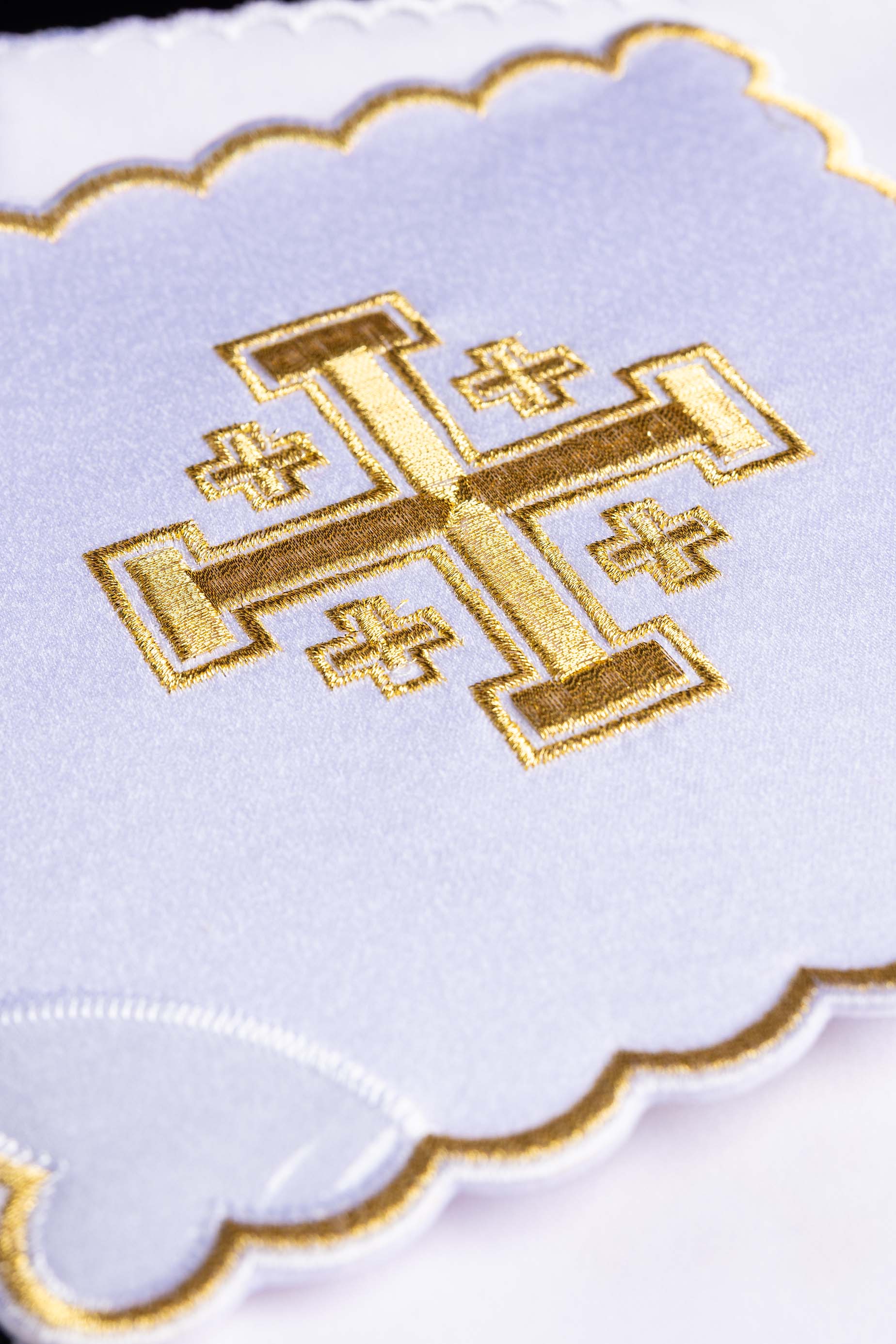 Servizio da Messa bianco con ricamo croce