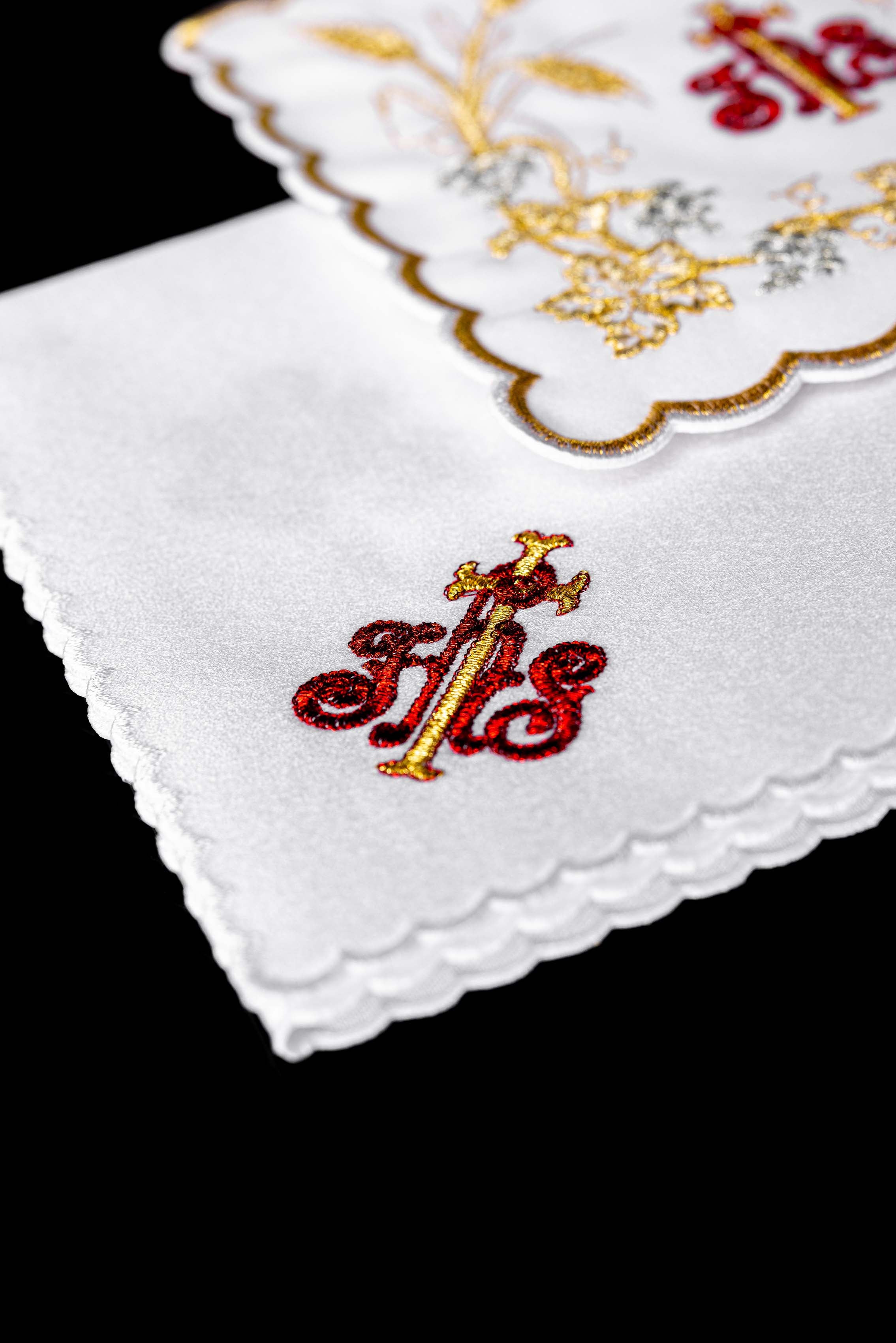 Servizio Messa riccamente decorata con ricamo IHS e Spighe