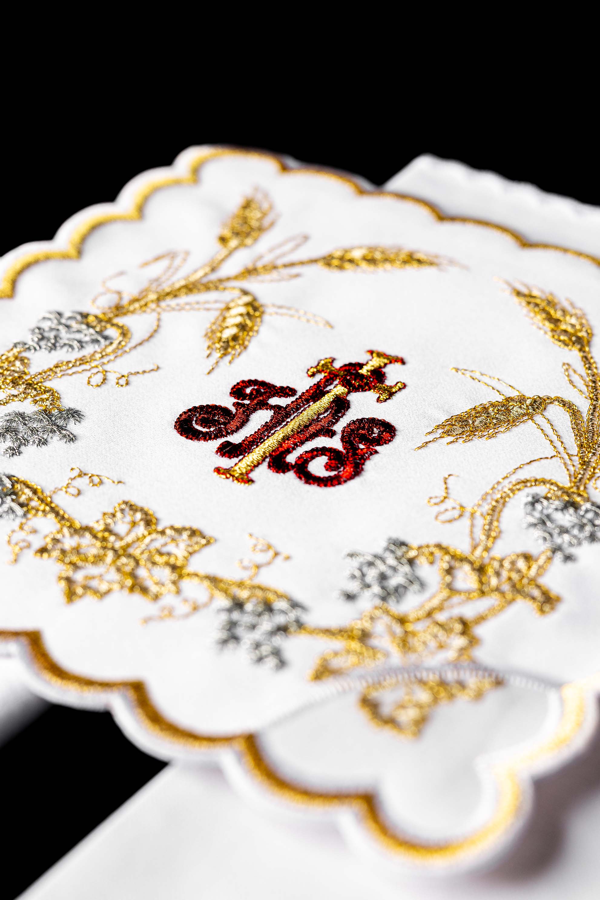 Servizio Messa riccamente decorata con ricamo IHS e Spighe