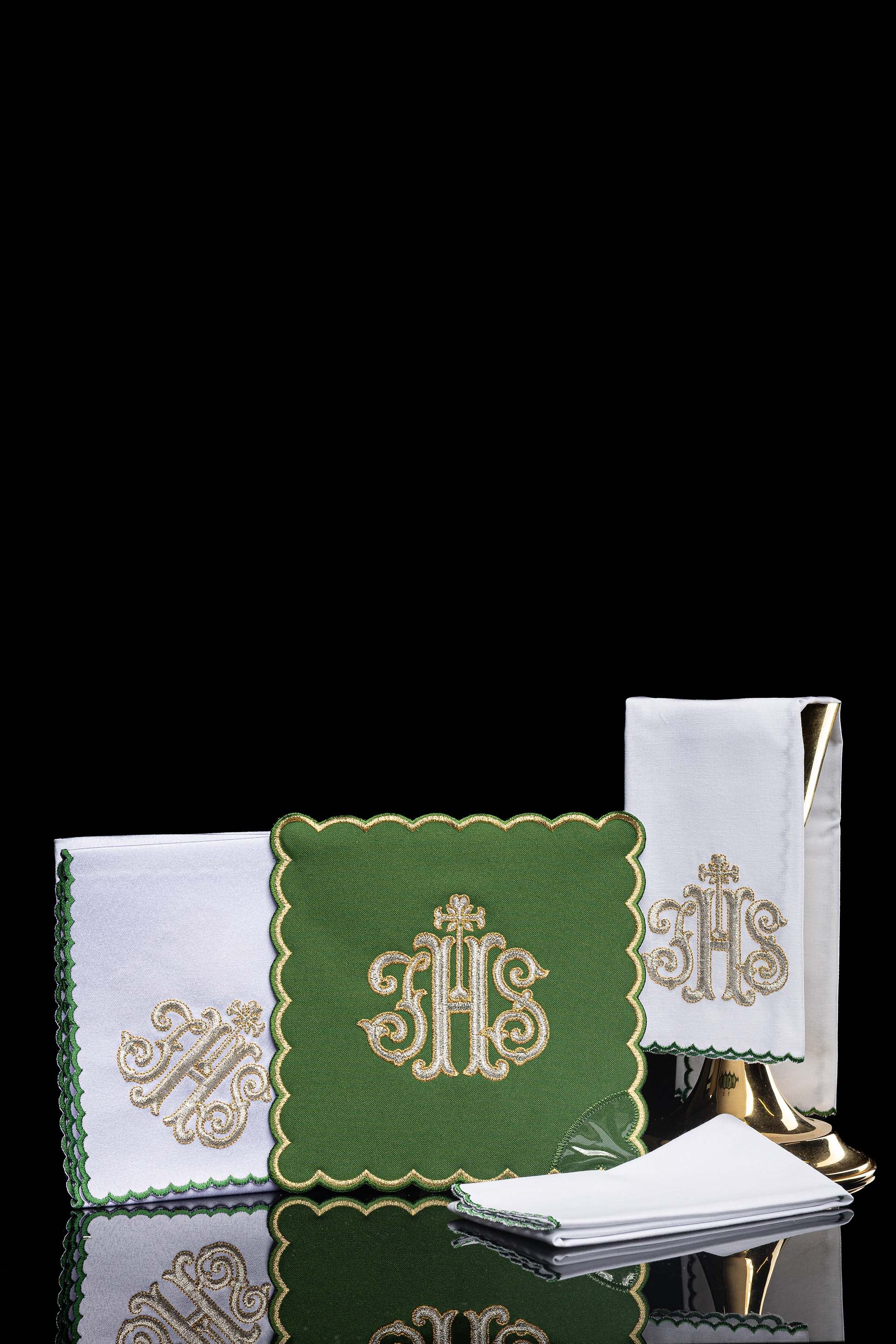 Servizio da Messa ricamato IHS verde