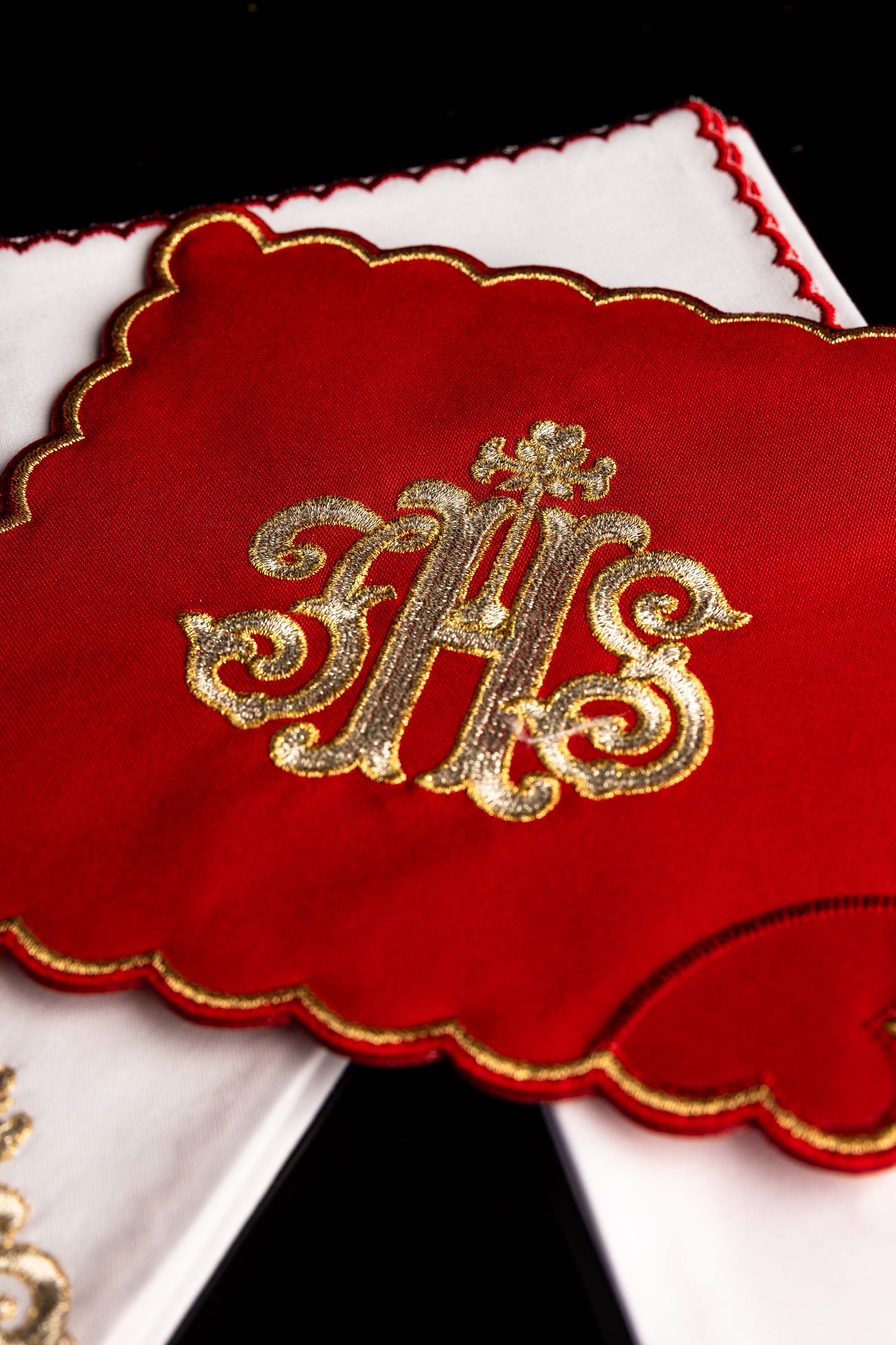 Servizio da Messa ricamato IHS rossa