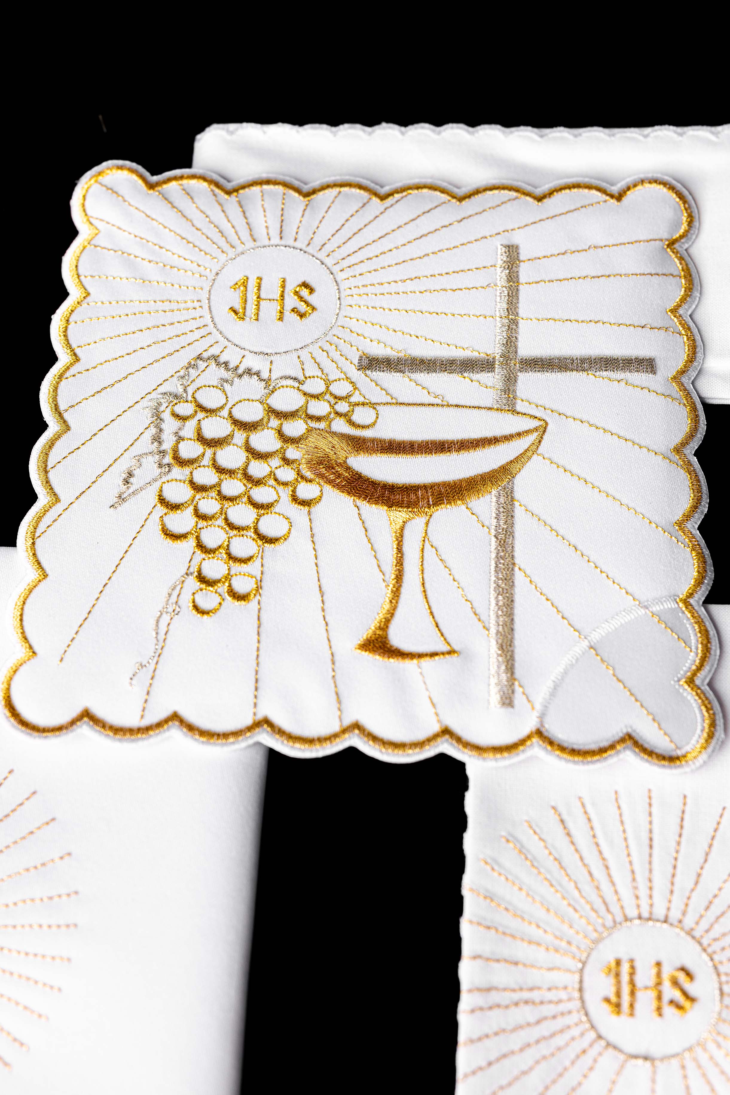 Servizio Messa con ricamo d'oro Calice e Croce