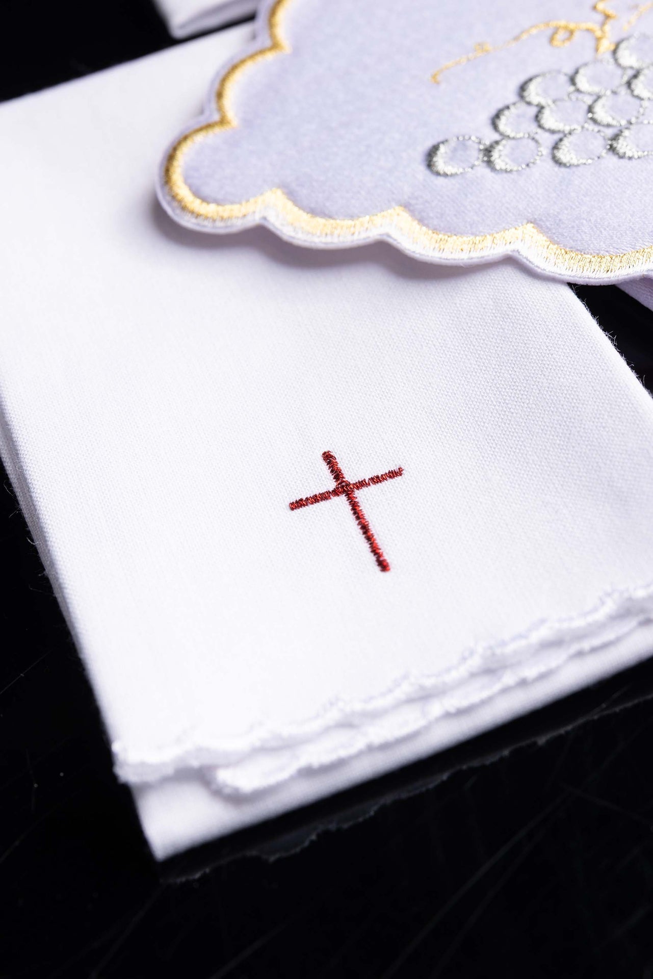 Bielizna kielichowa haftowana z symbolem kielicha i winogrona - ORNATY.PL