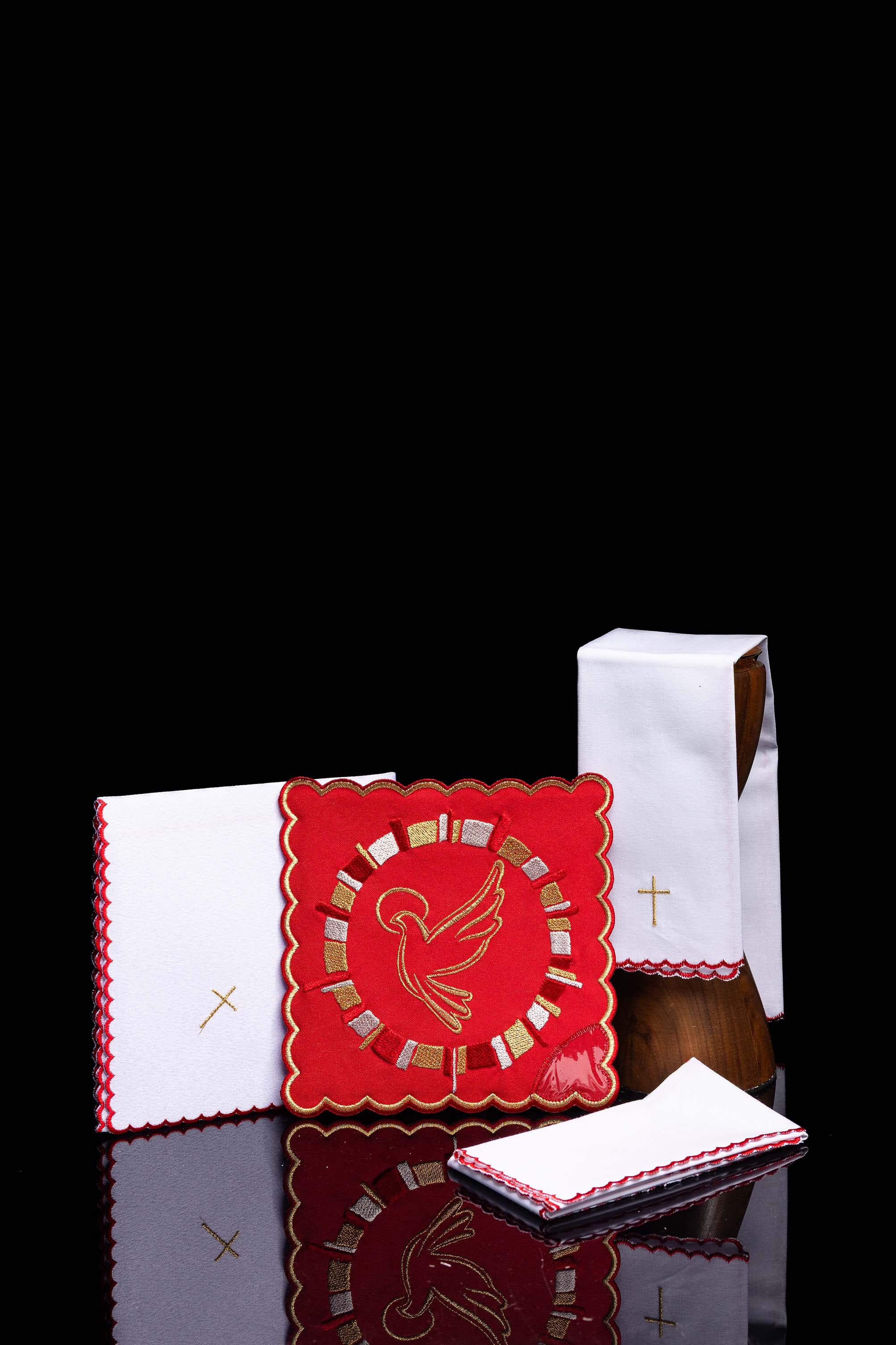 Biancheria calice rossa con ricamo Spirito Santo