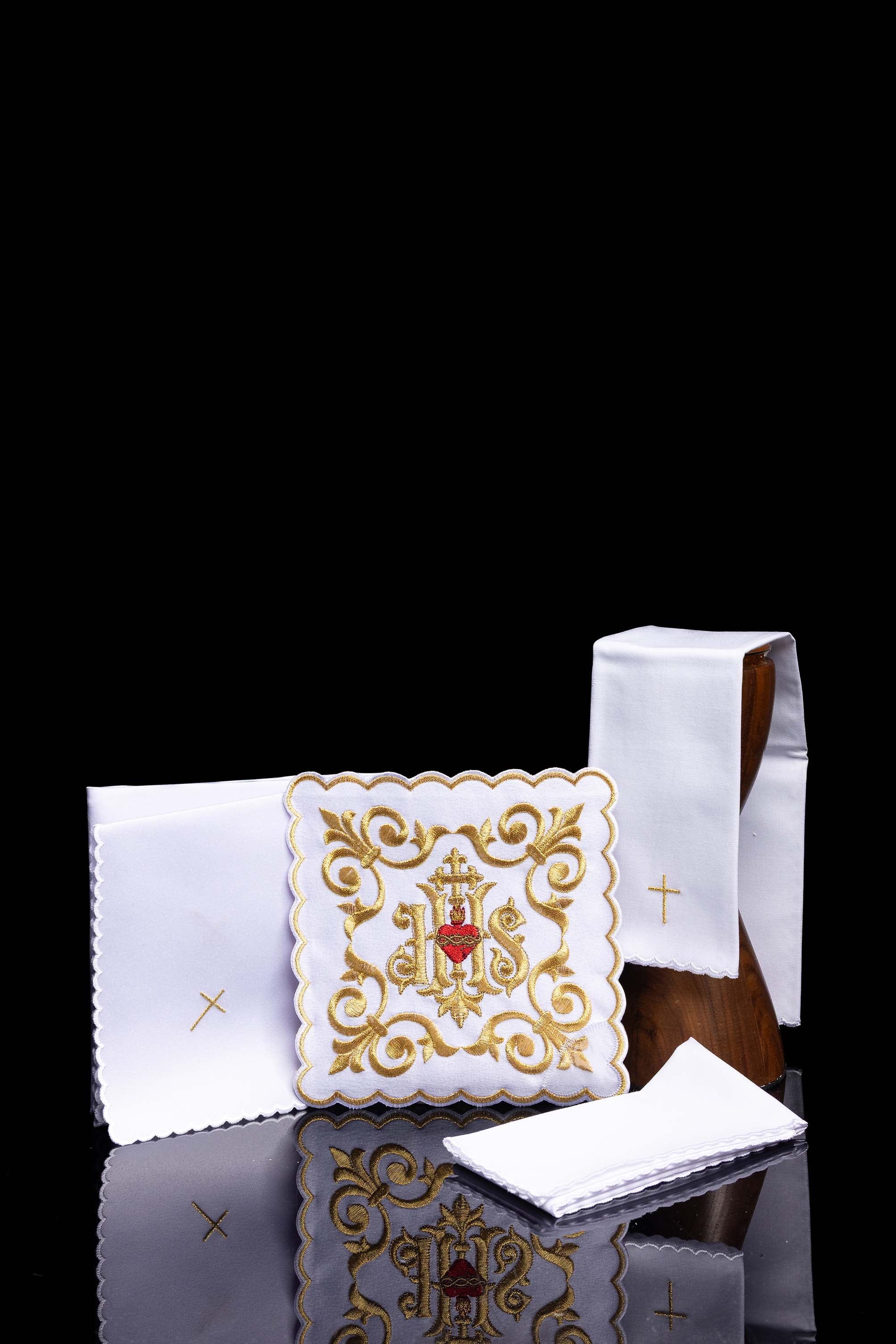 Servizio Messa riccamente decorata con ricamo IHS