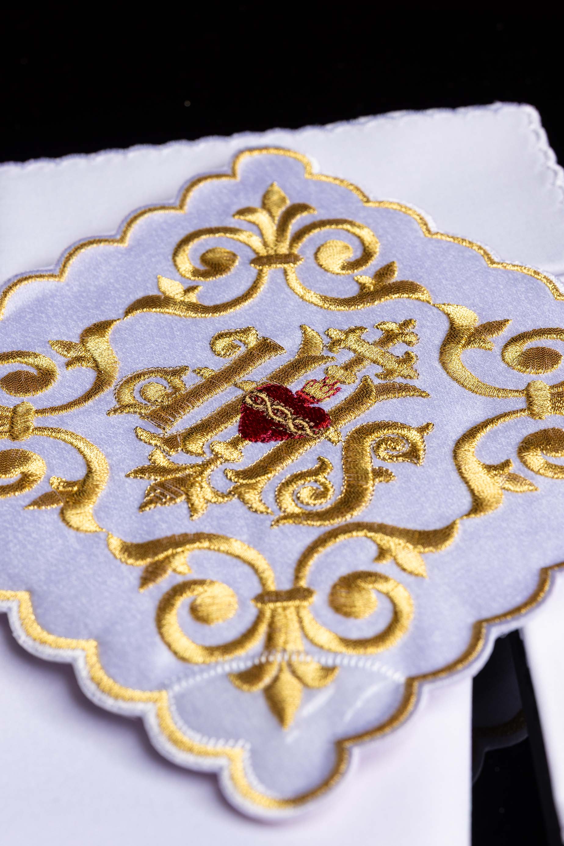 Servizio Messa riccamente decorata con ricamo IHS