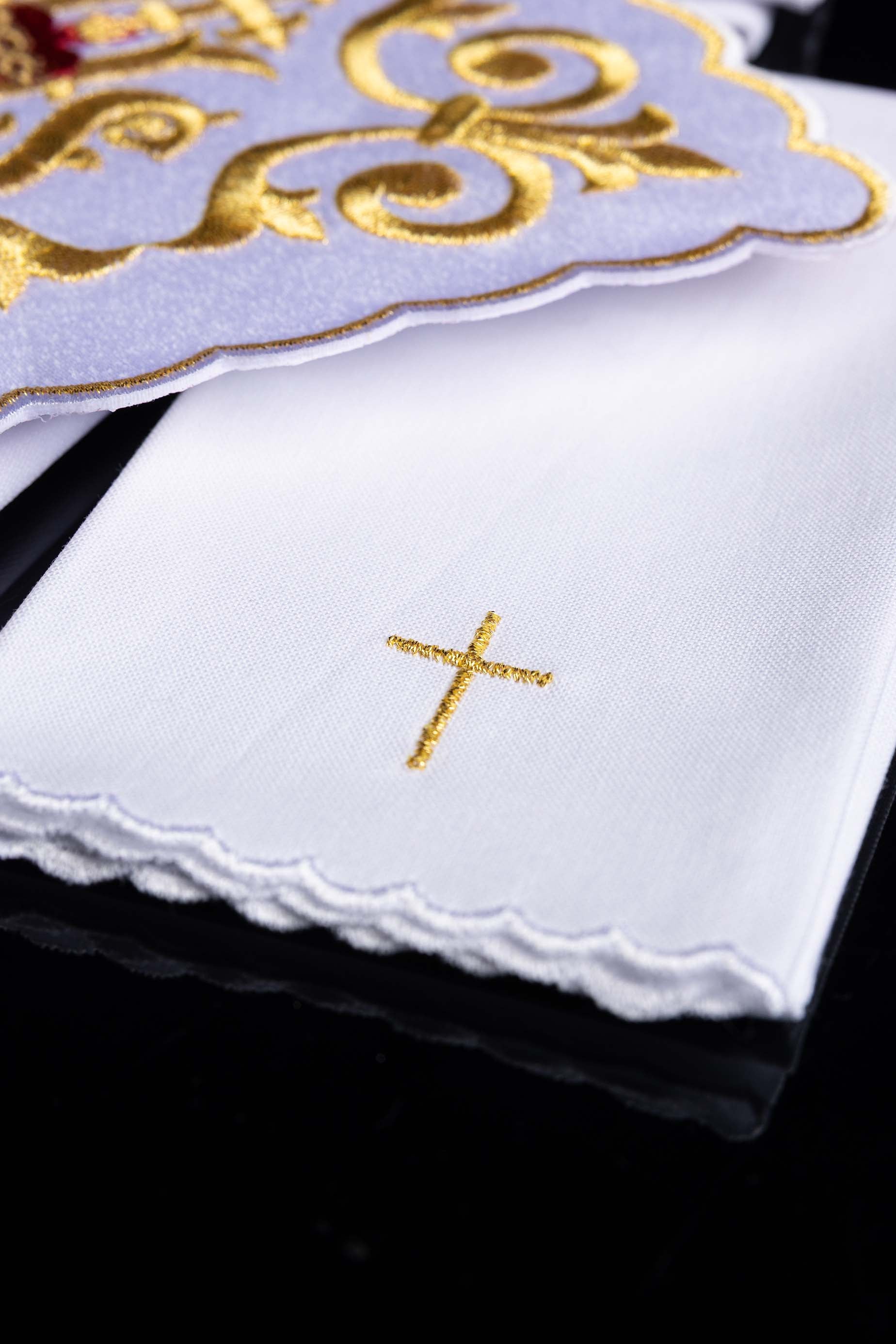 Servizio Messa riccamente decorata con ricamo IHS