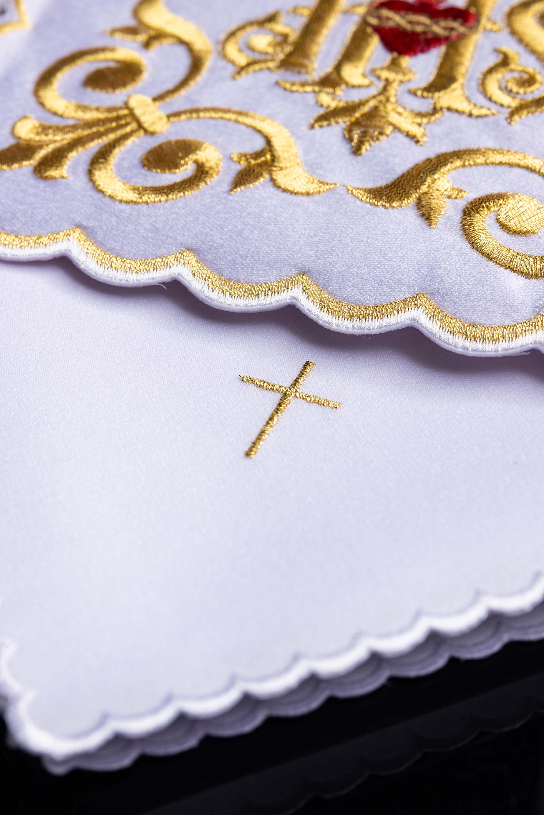 Servizio Messa riccamente decorata con ricamo IHS