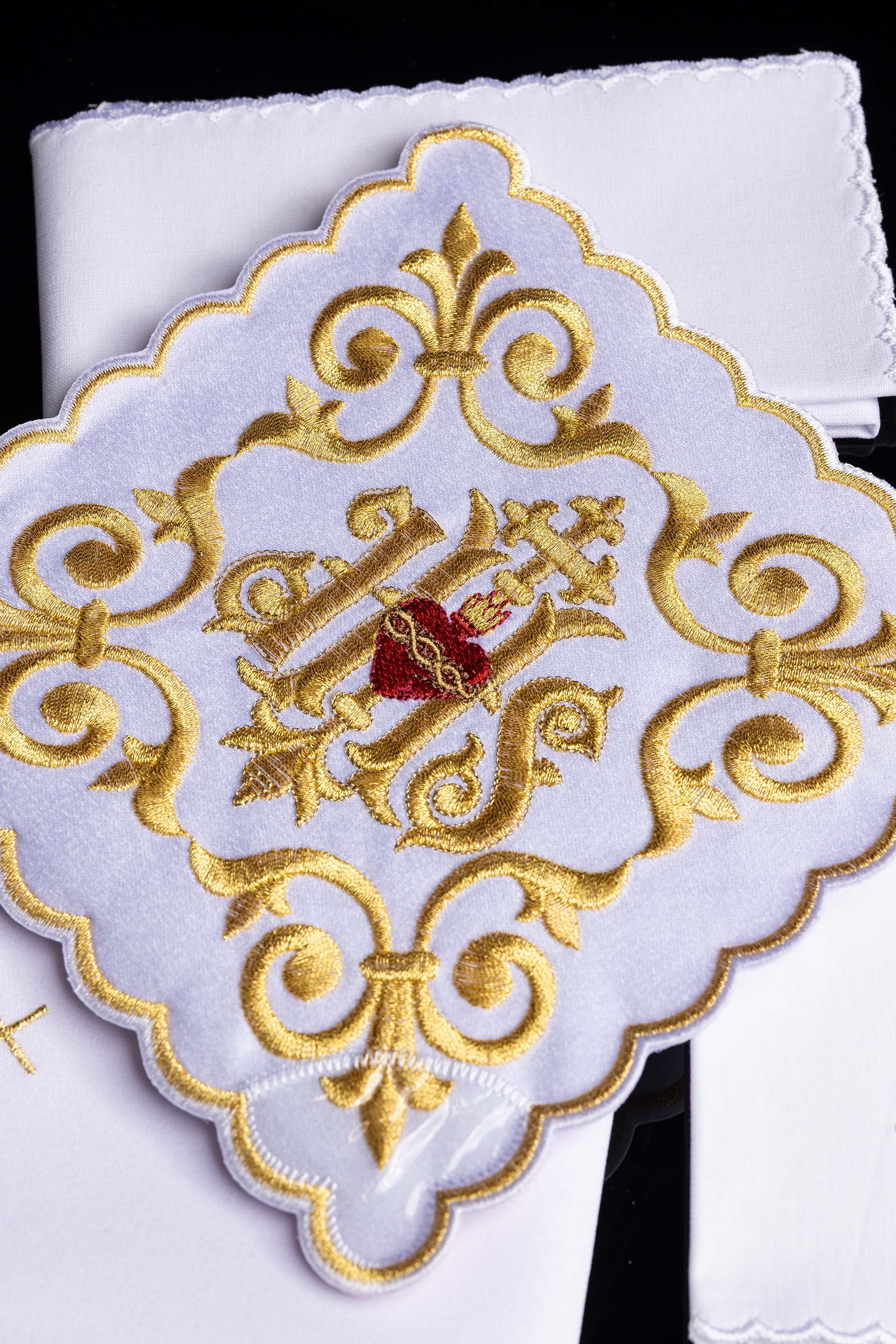 Servizio Messa riccamente decorata con ricamo IHS