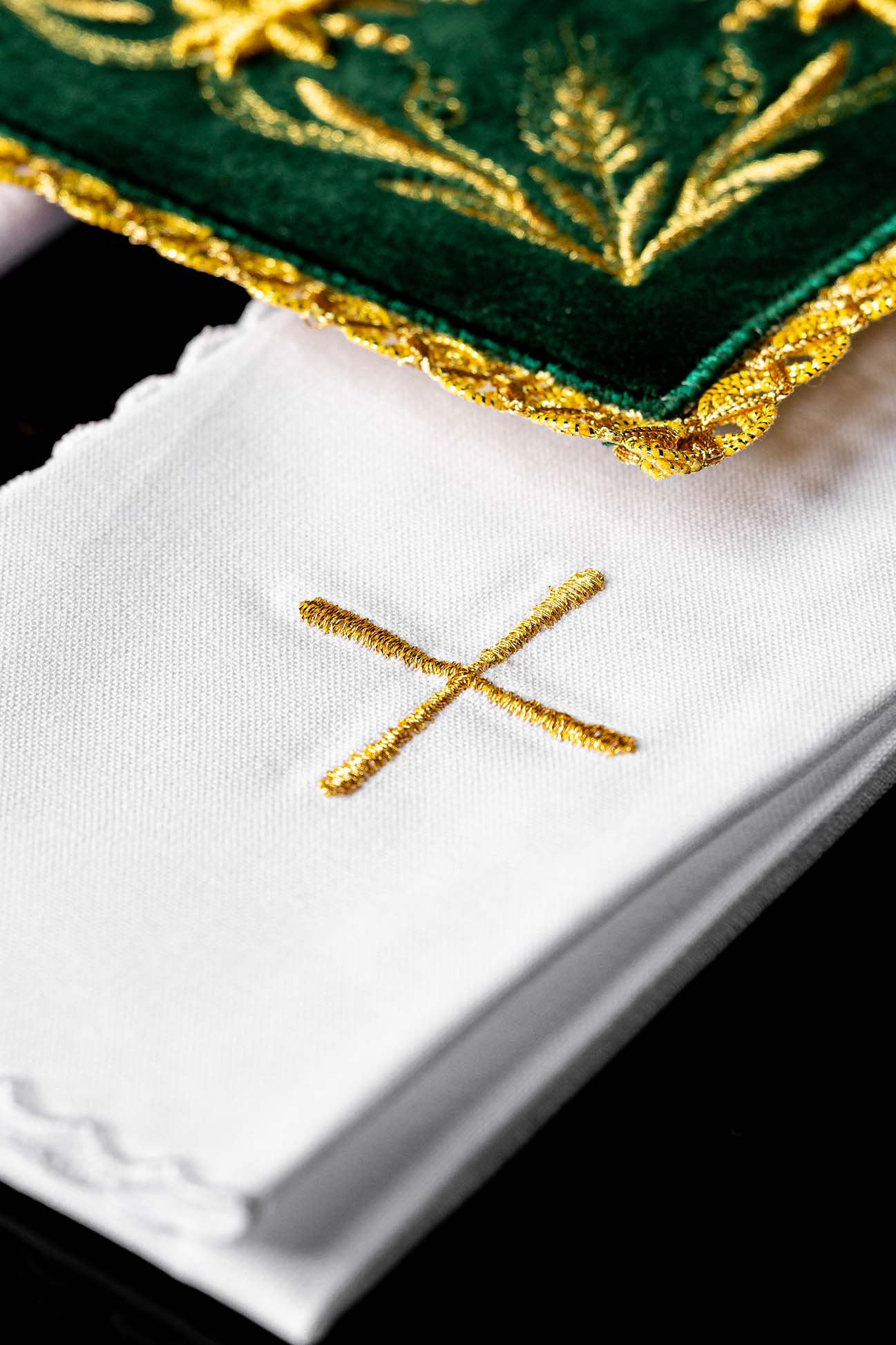 Servizio da Messa ricamato velluto Verde