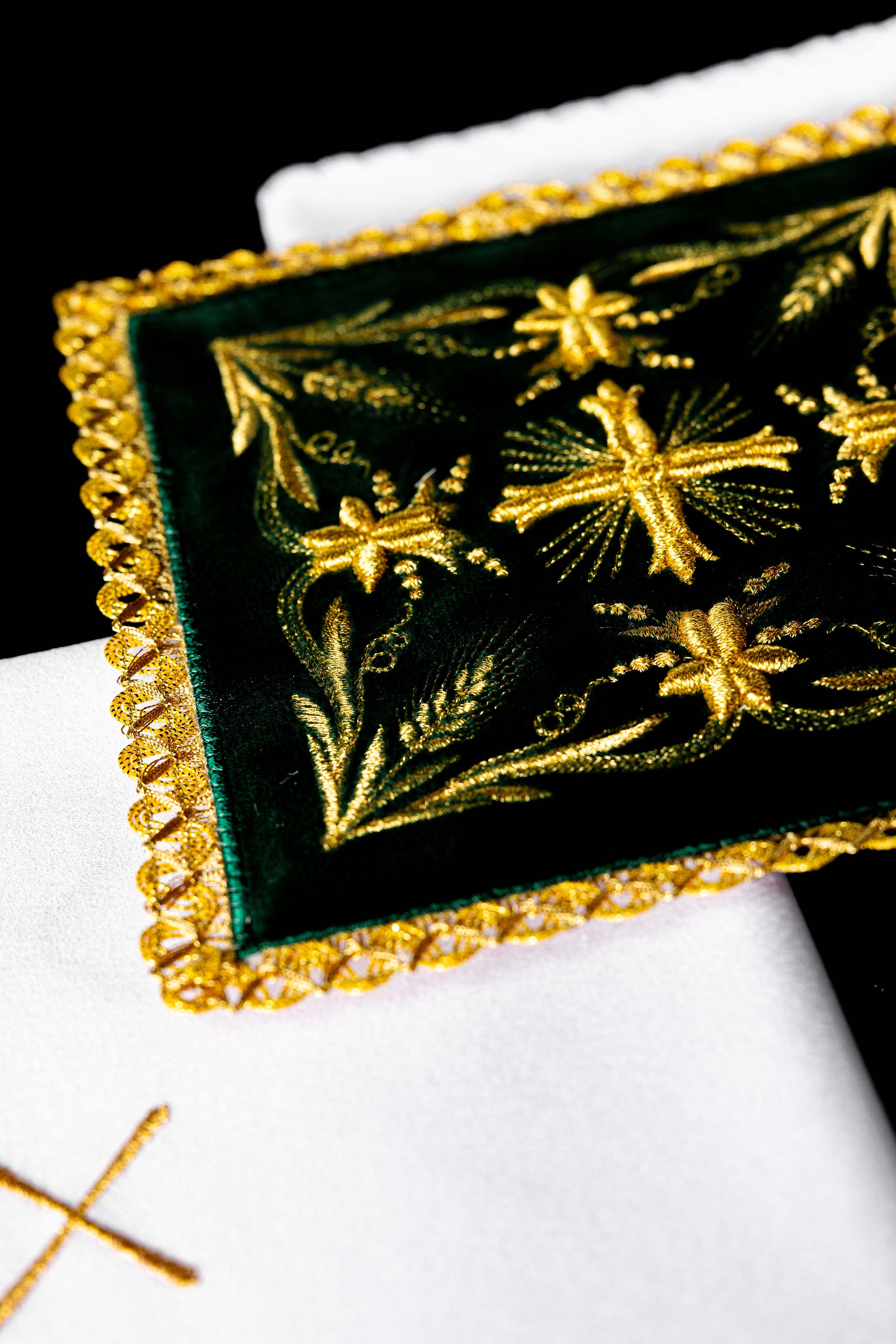 Servizio da Messa ricamato velluto Verde