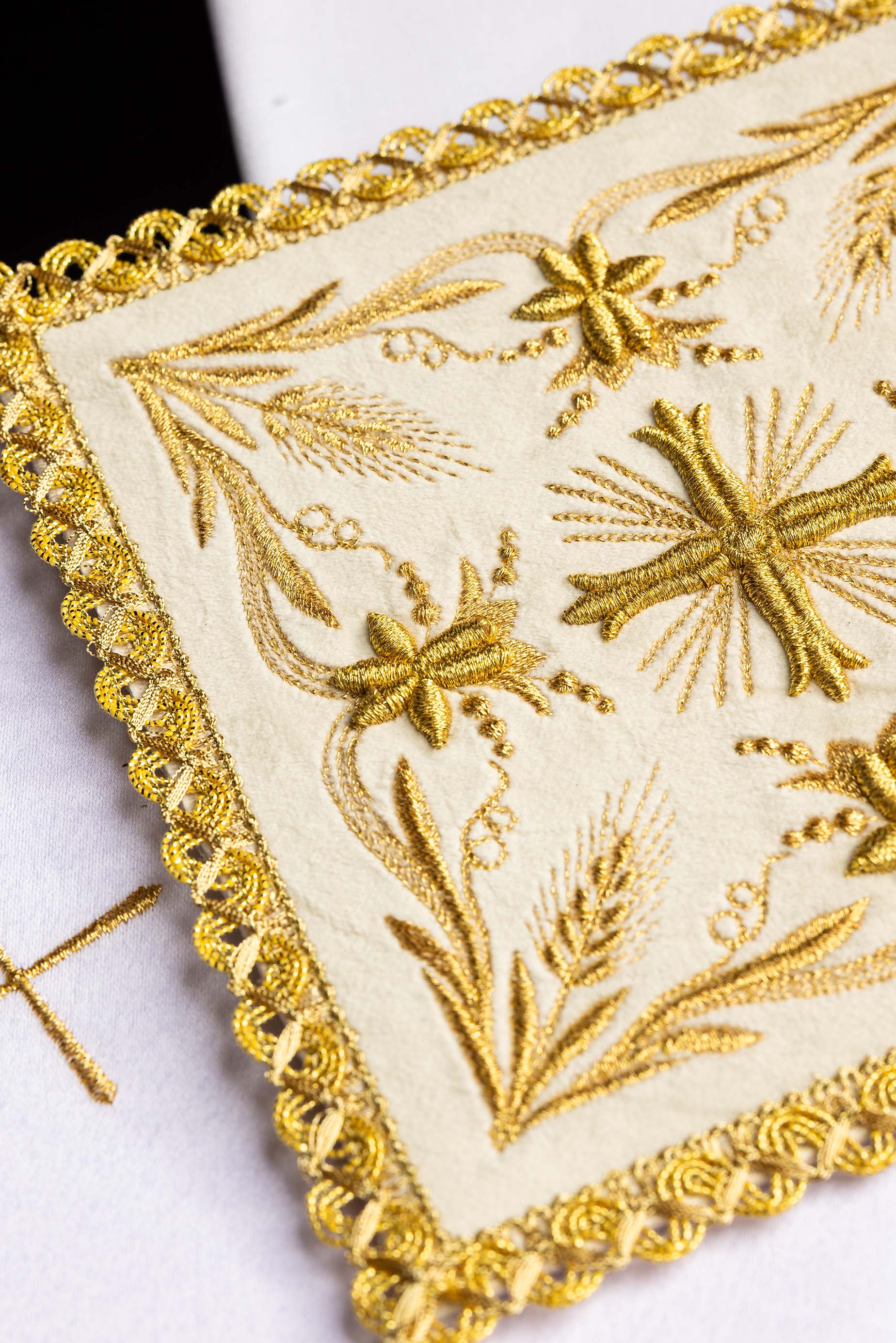 Servizio da Messa ricamato vellutato écru