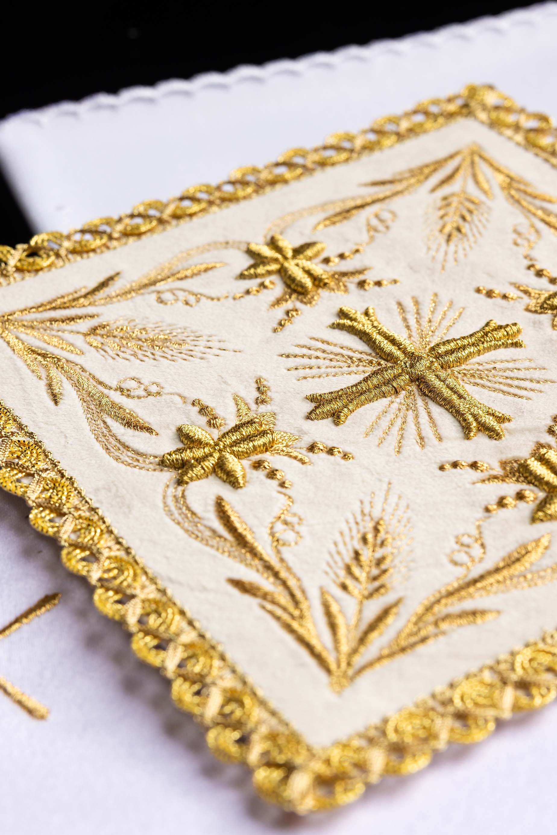 Servizio da Messa ricamato vellutato écru