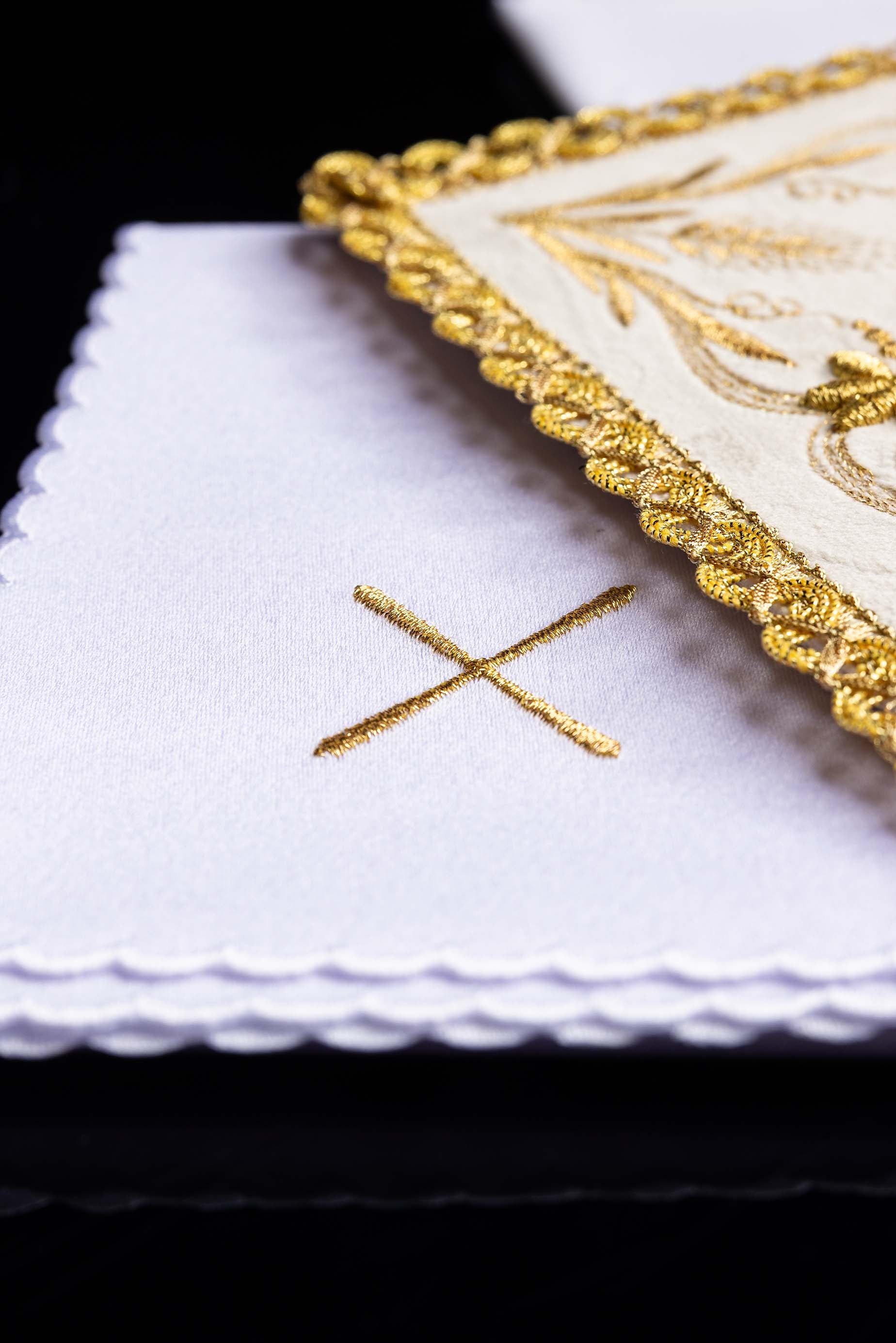 Servizio da Messa ricamato vellutato écru