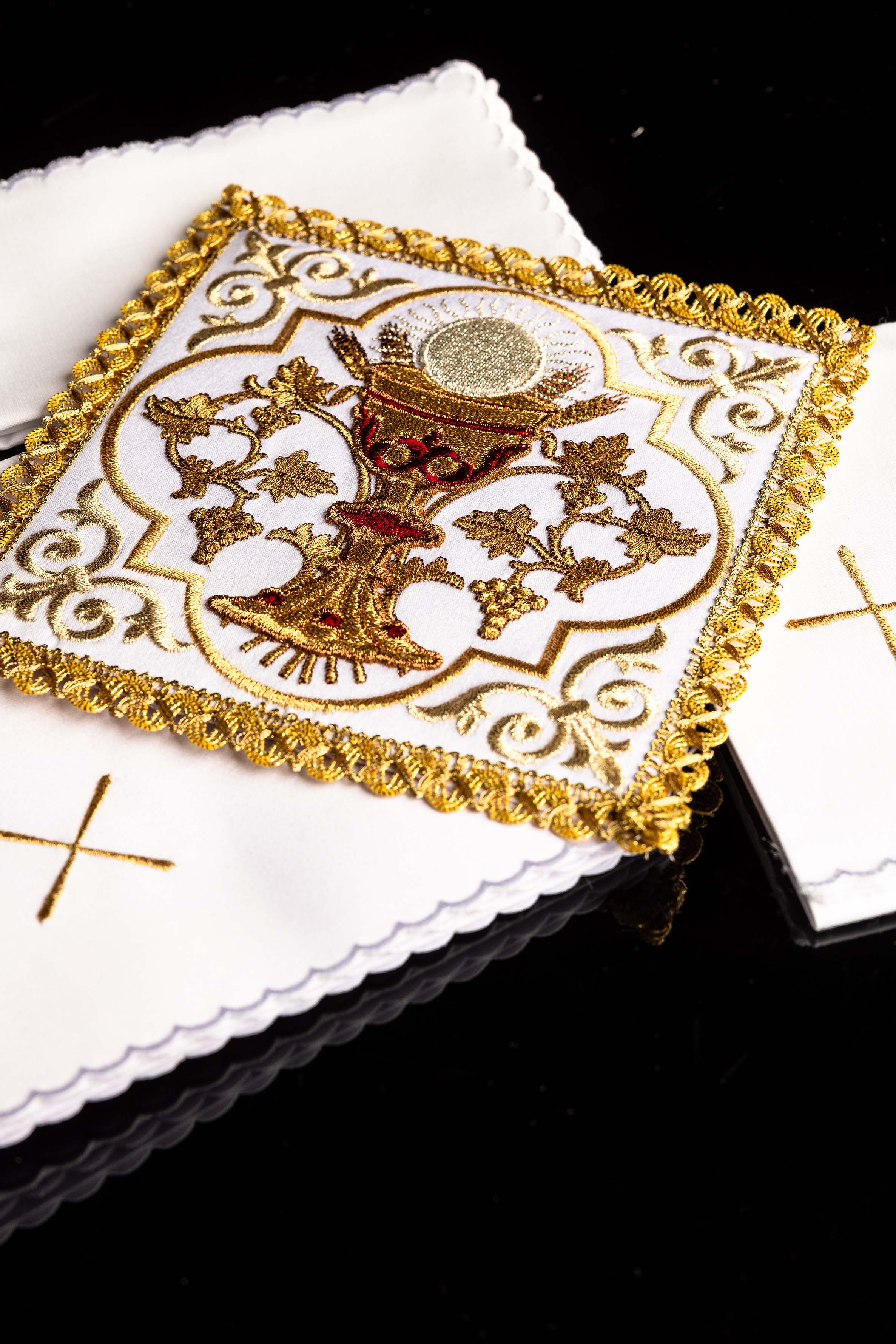 Servizio da altare con il simbolo del Calice Eucaristico