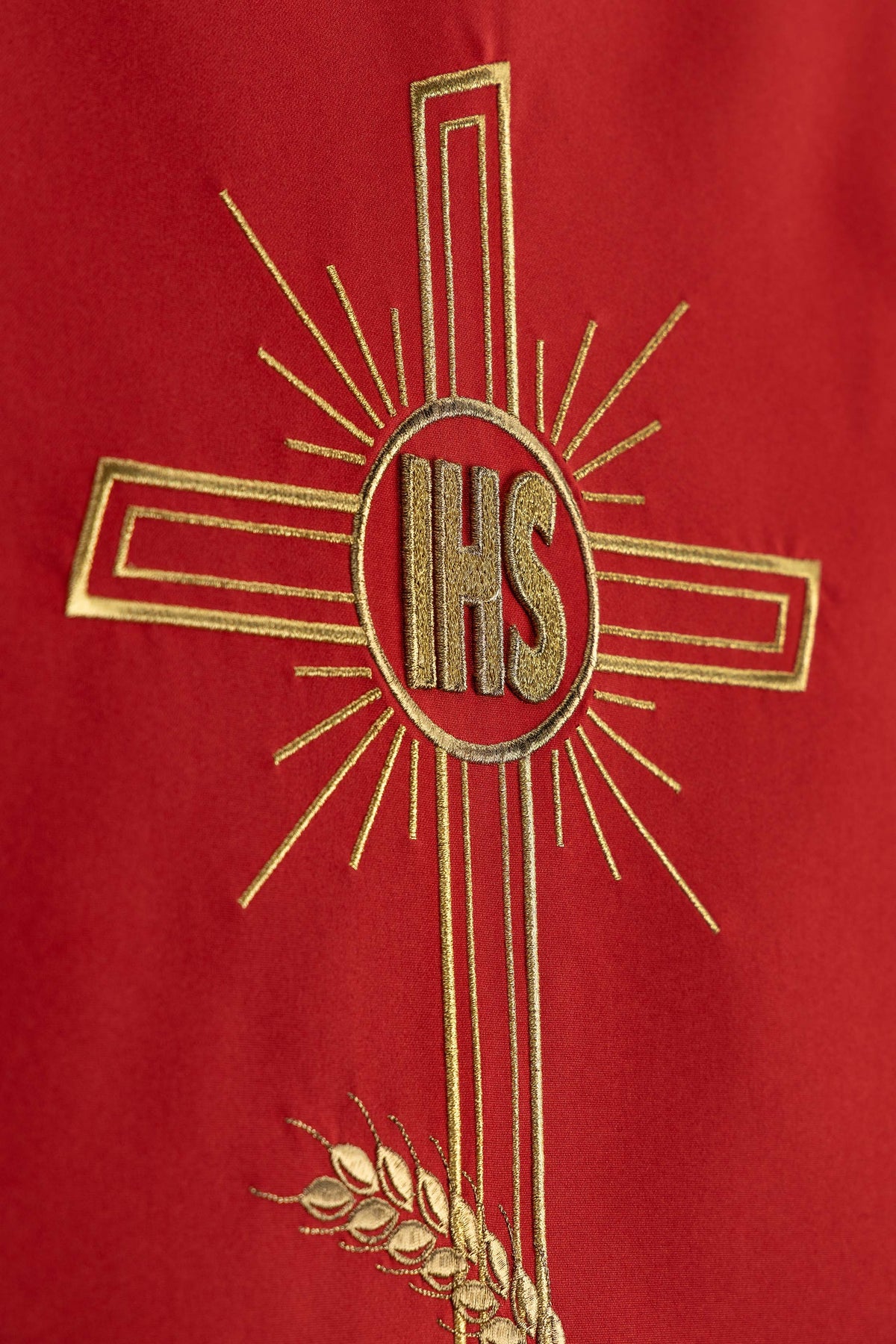 Coprileggio rosso con motivo di croce ricamato