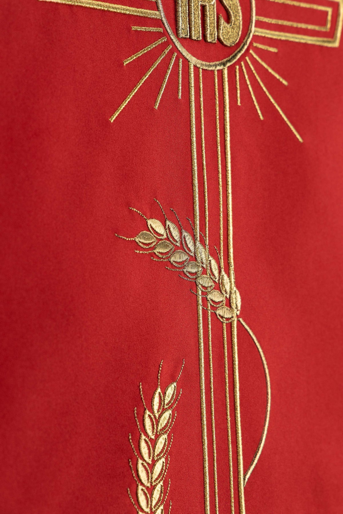 Coprileggio rosso con motivo di croce ricamato