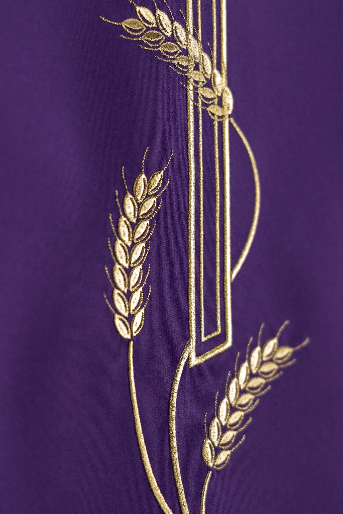 Coprileggio viola con motivo di croce ricamato