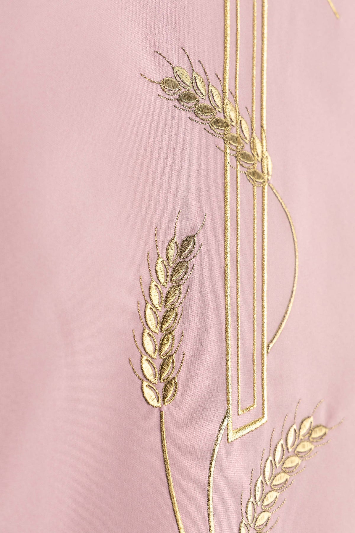 Coprileggio rosa con motivo di croce ricamato