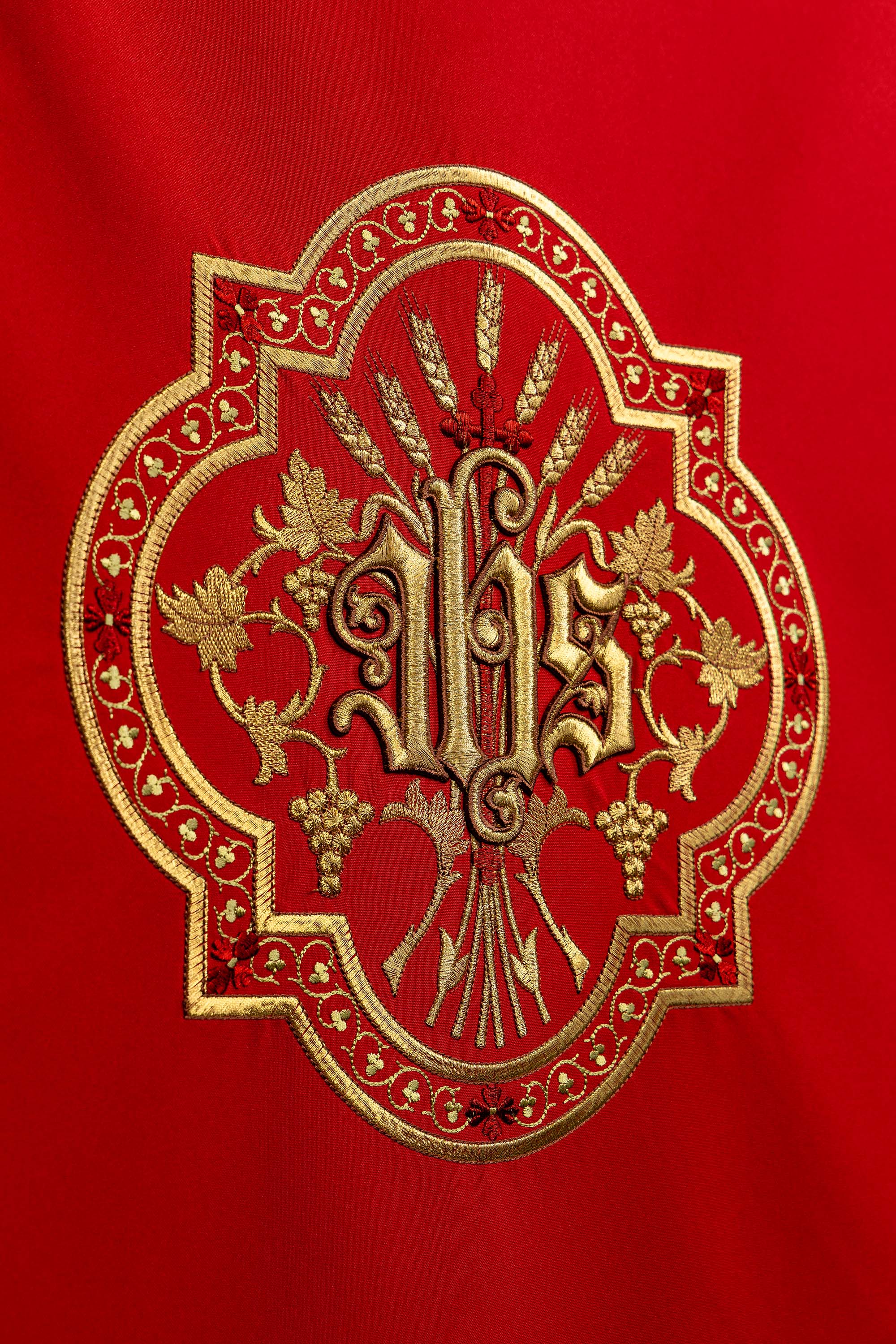 Rosso coprileggio con ricamo dorato IHS