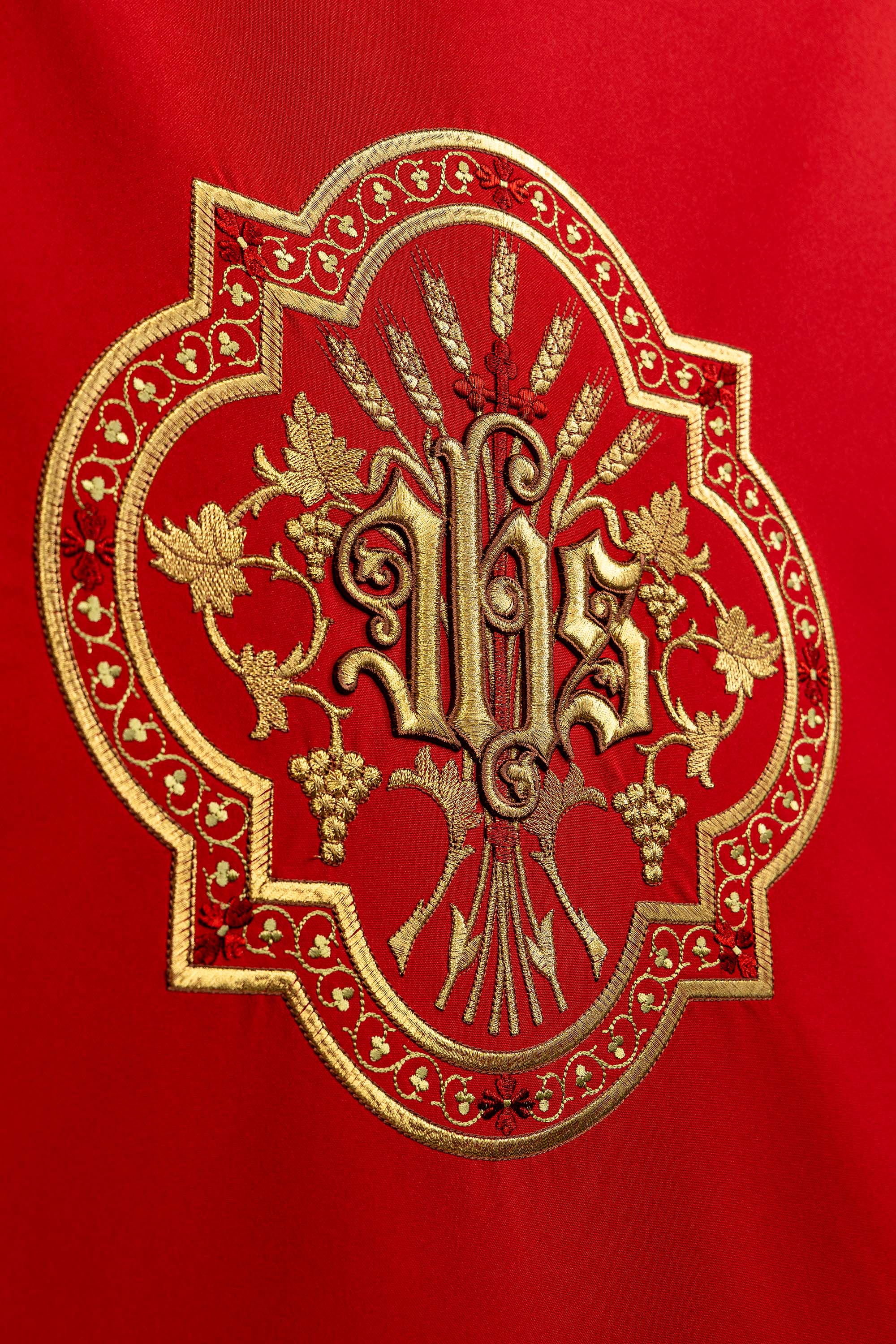 Rosso coprileggio con ricamo dorato IHS