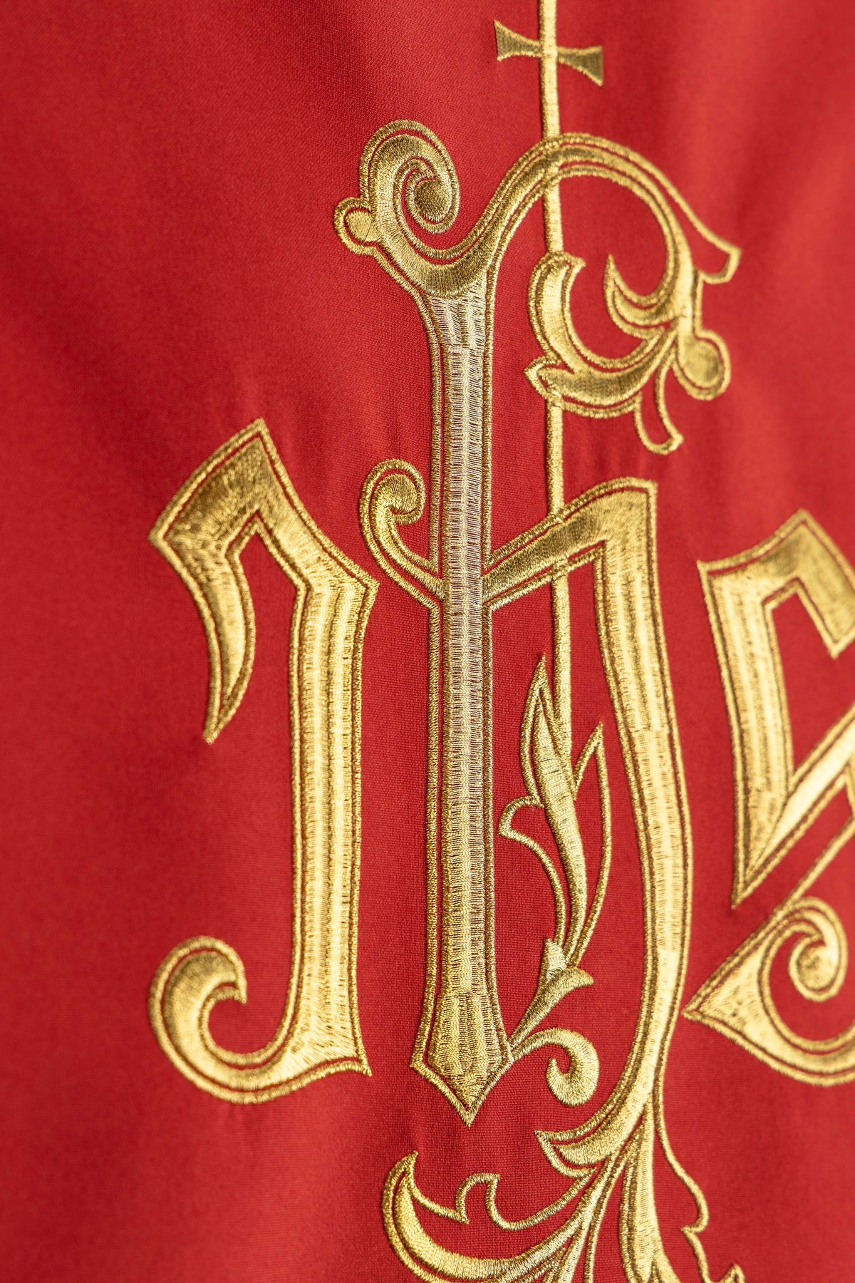 Coprileggio rosso con motivo IHS ricamato