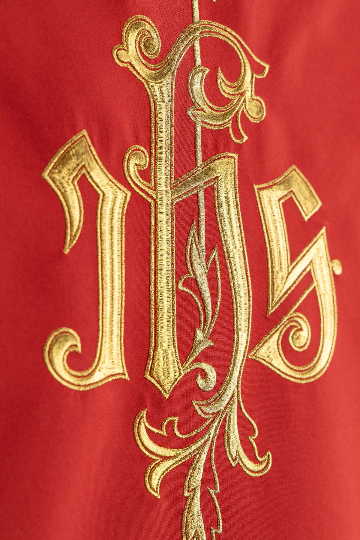 Coprileggio rosso con motivo IHS ricamato