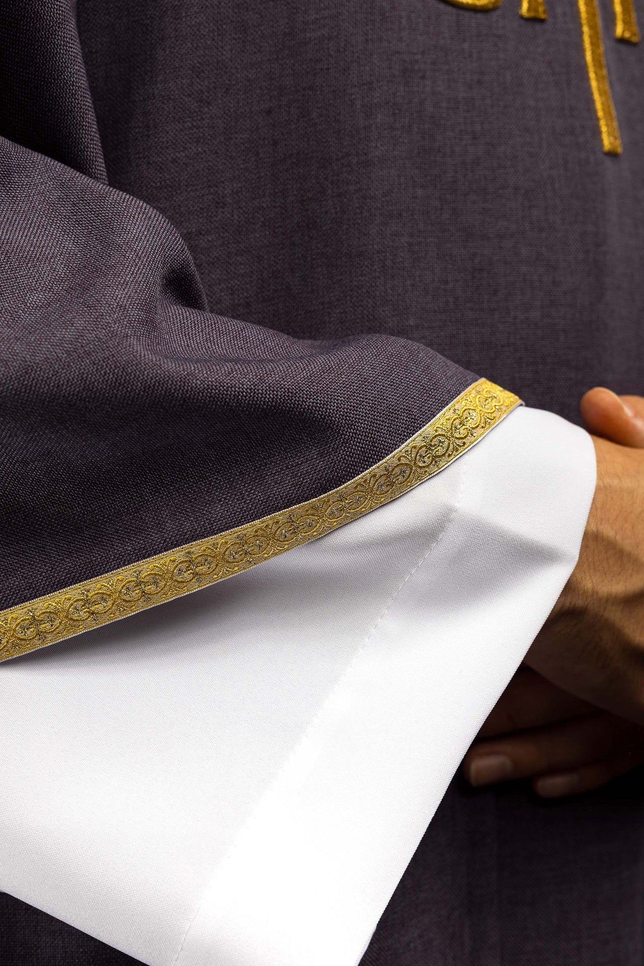 Casula liturgica viola con ricamo dorato IHS