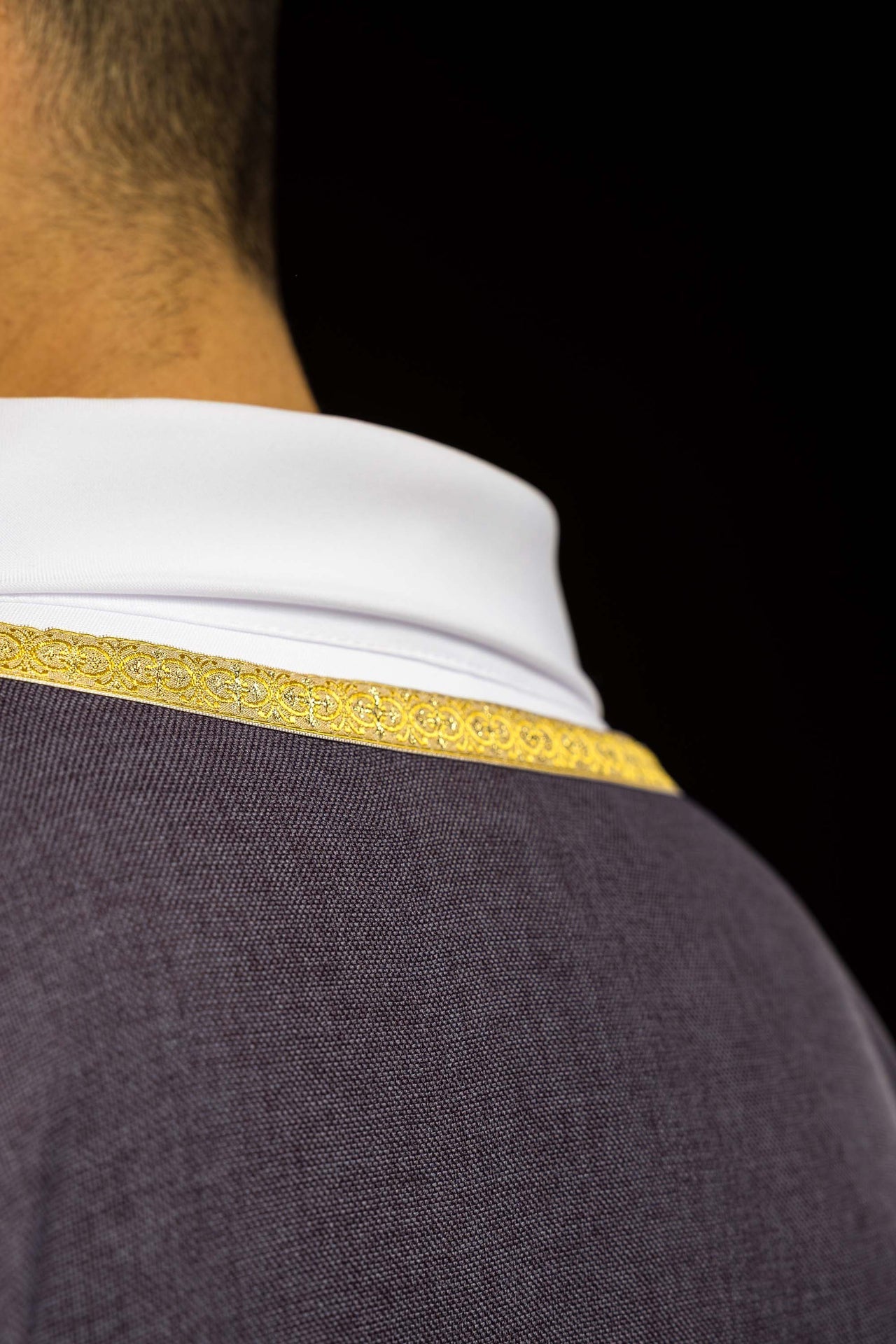 Casula liturgica viola con ricamo dorato IHS