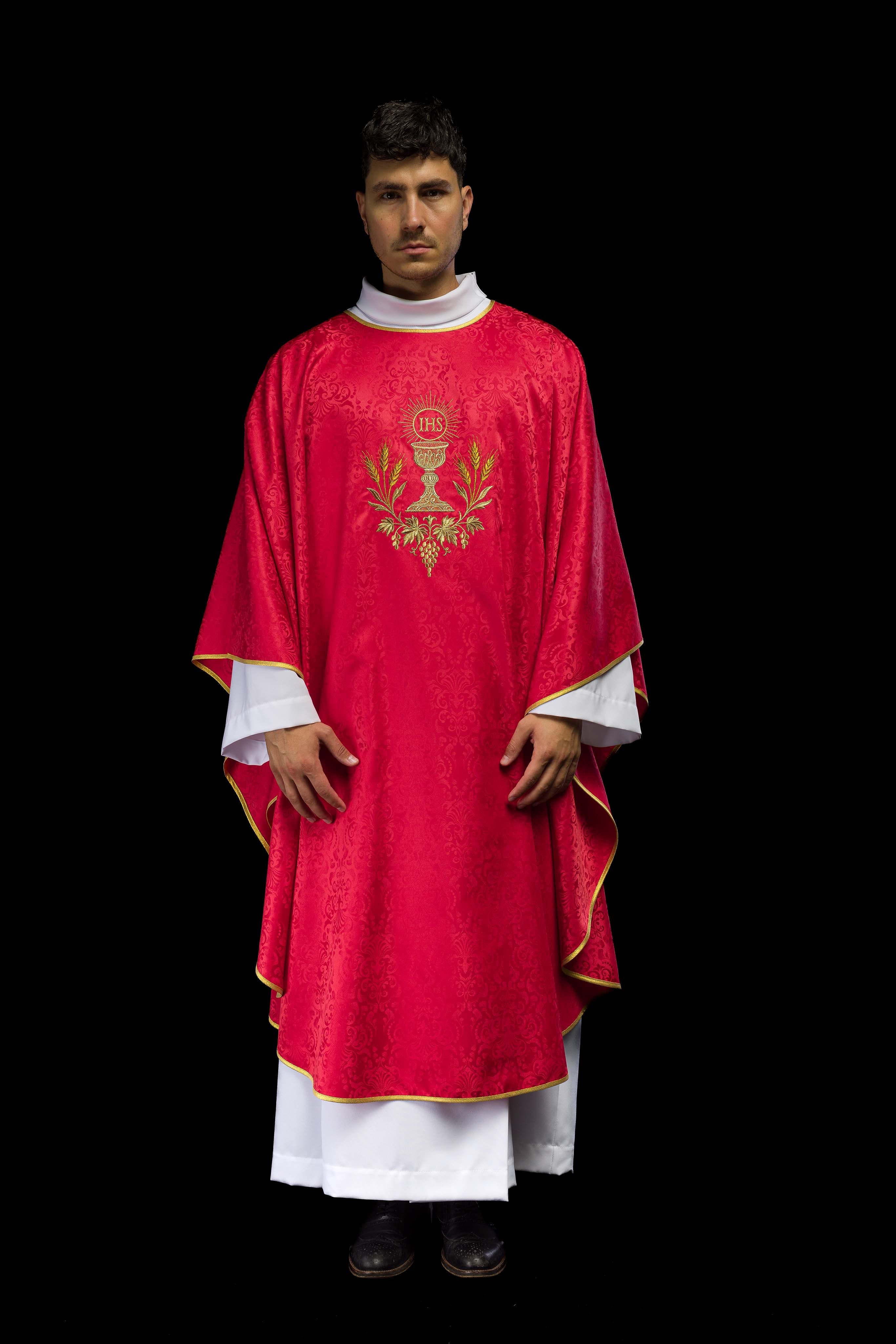 Casula liturgica rossa con ricamo del calice e dell’ostia su tessuto jacquard