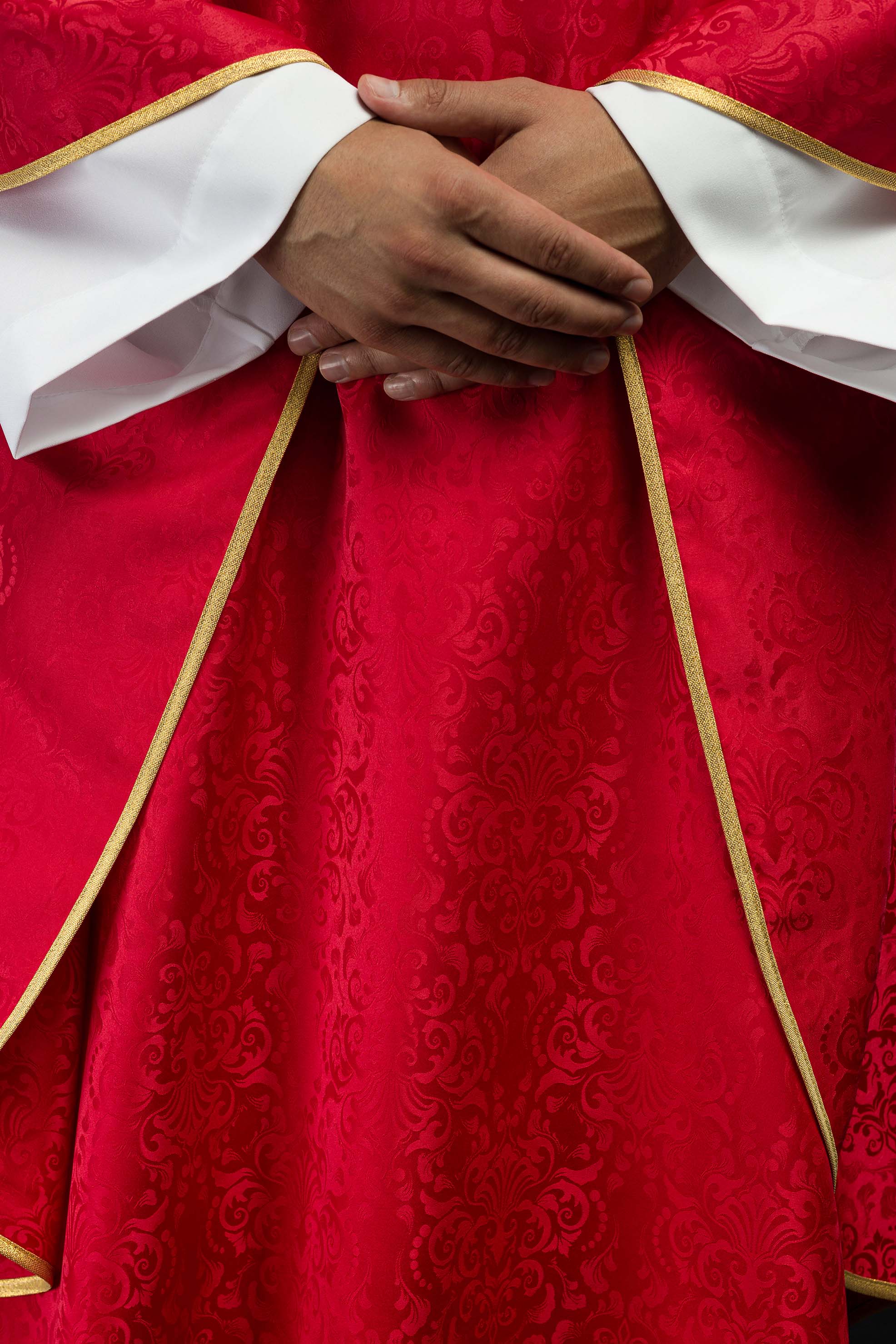 Casula liturgica rossa con ricamo del calice e dell’ostia su tessuto jacquard