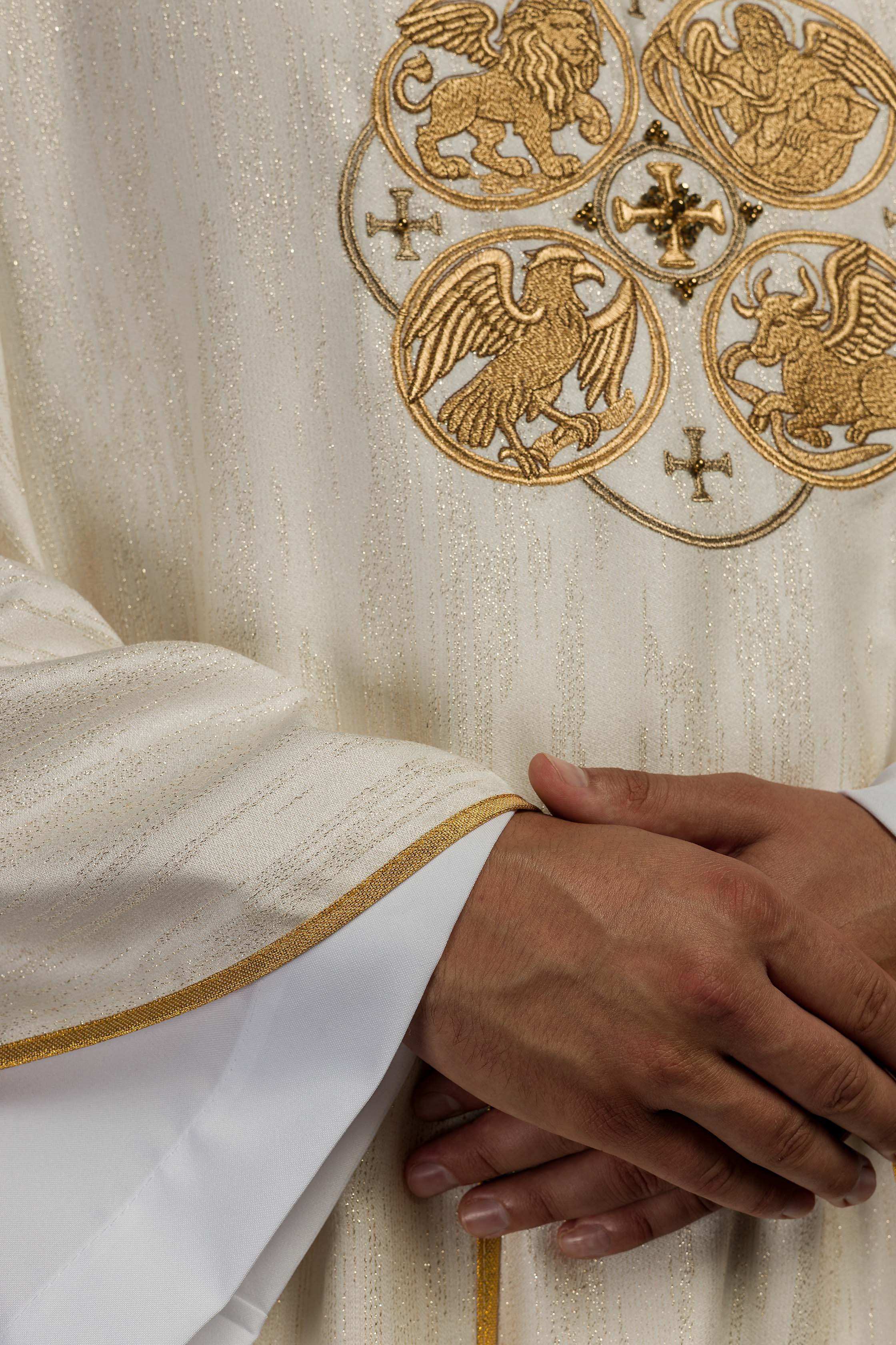 Ecru ornat z haftem 4 Ewangelistów na ozdobnej tkaninie
