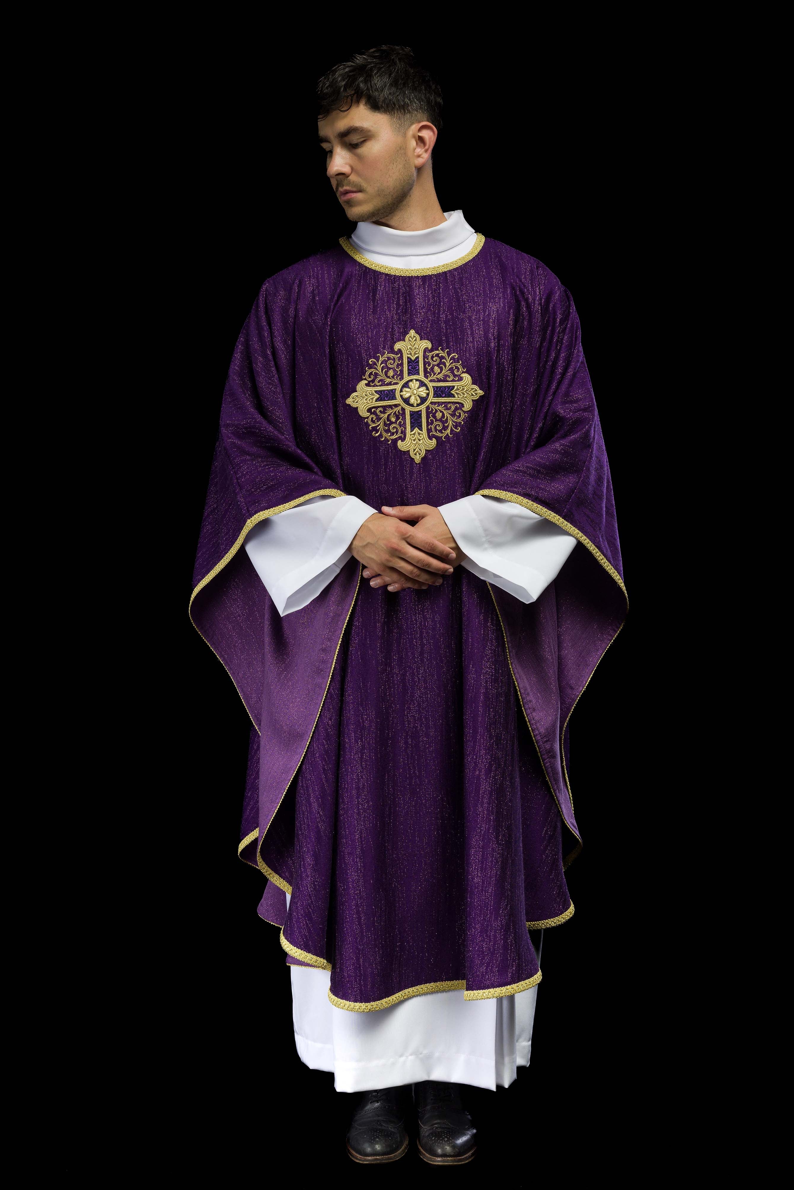 Casula viola con motivo ricamato della croce su tessuto decorativo