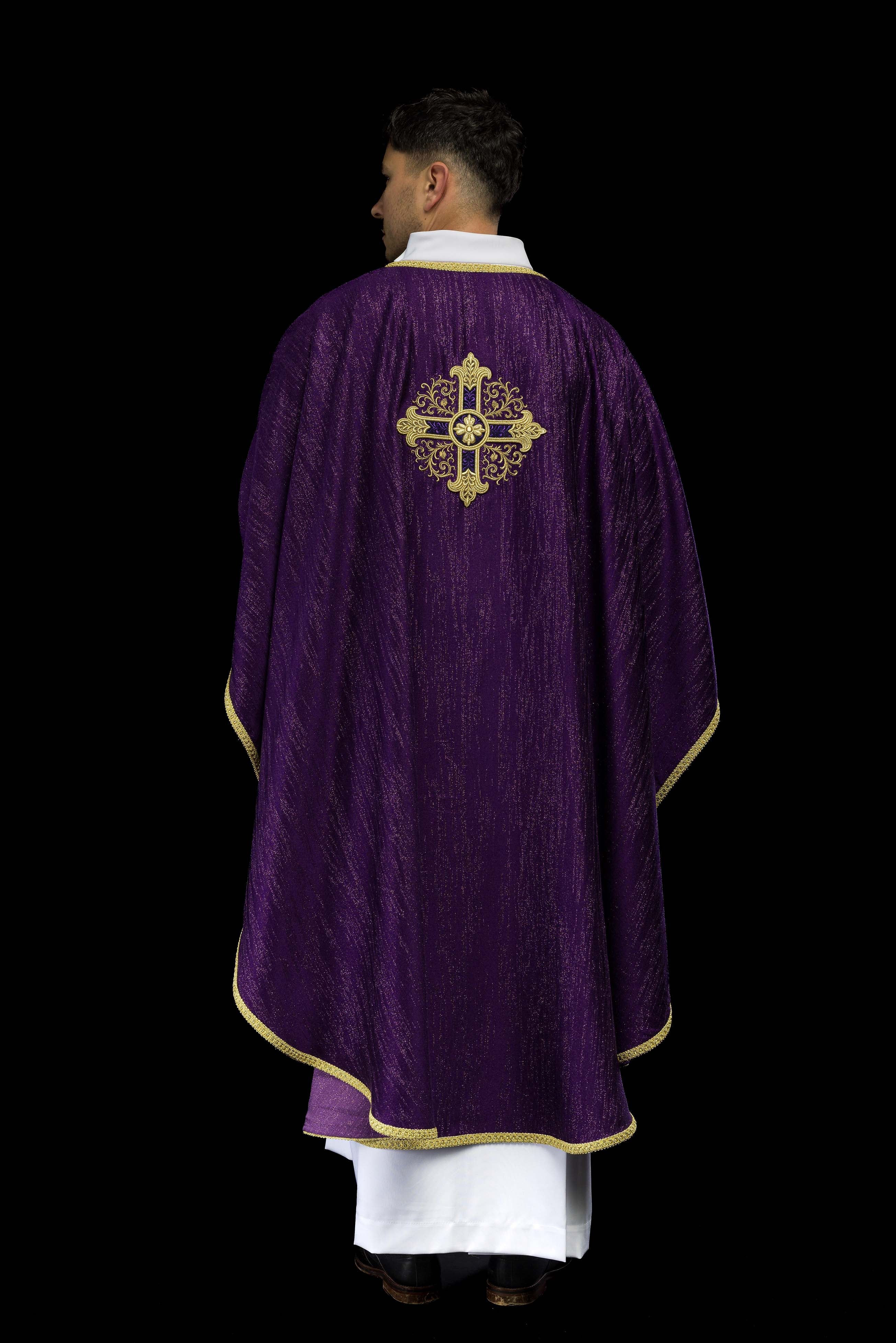 Casula viola con motivo ricamato della croce su tessuto decorativo